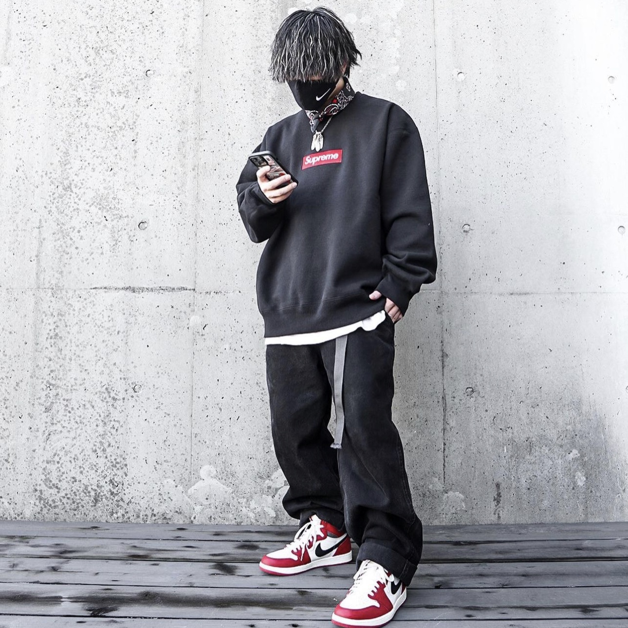 Supreme Box Logo Crewneck Heather Grey - 22FW, Supreme Box Logo Crewneck Black - 22FW 착용 스타일 - 5
