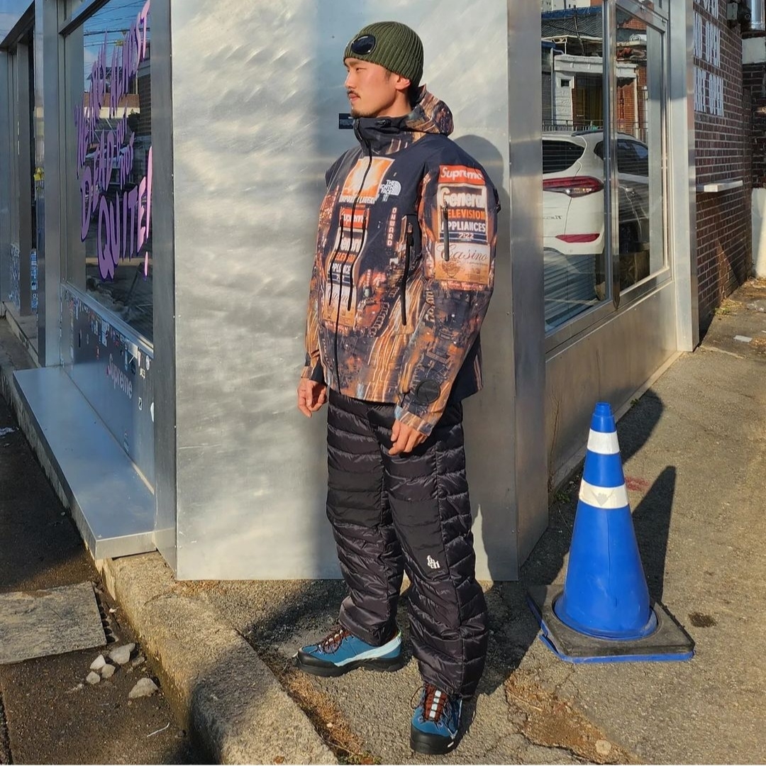 C.P. Company Extra Fine Merino Wool Goggle Beanie Black, Supreme x The North Face Taped Seam Shell Jacket Times Square - 22FW 착용 스타일 - 3