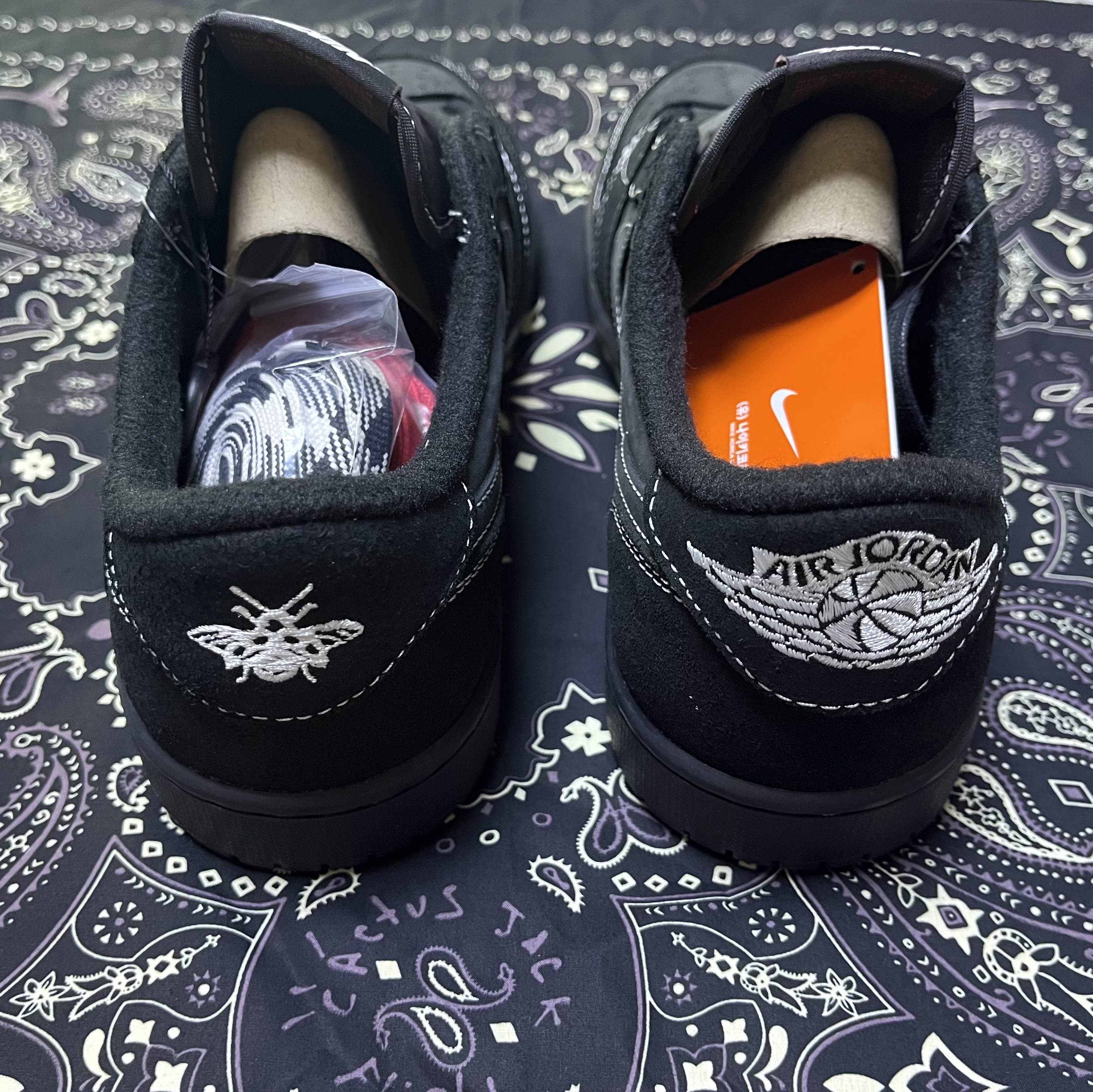 Jordan 1 x Travis Scott Retro Low OG SP Black Phantom 착용 스타일 - 3