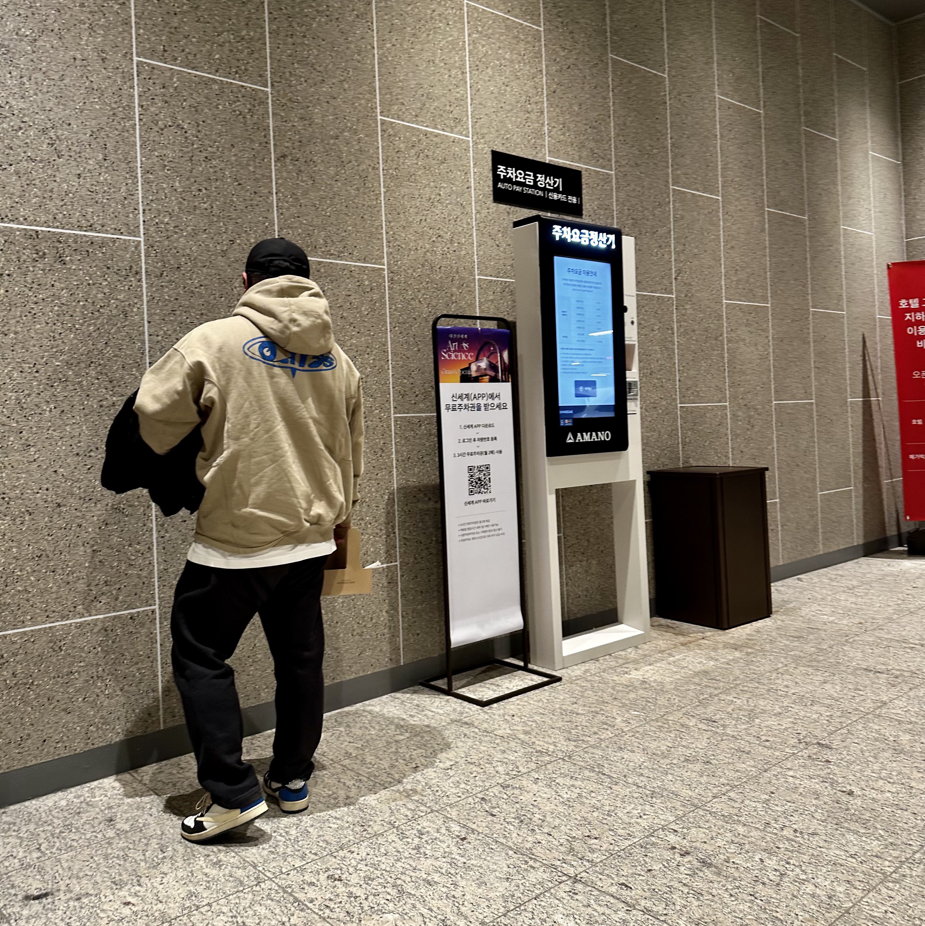 Nike x Off-White NRG Fleece Hoodie Khaki - Asia, Essentials x New Era Retro Crown Strapback Black 착용 스타일