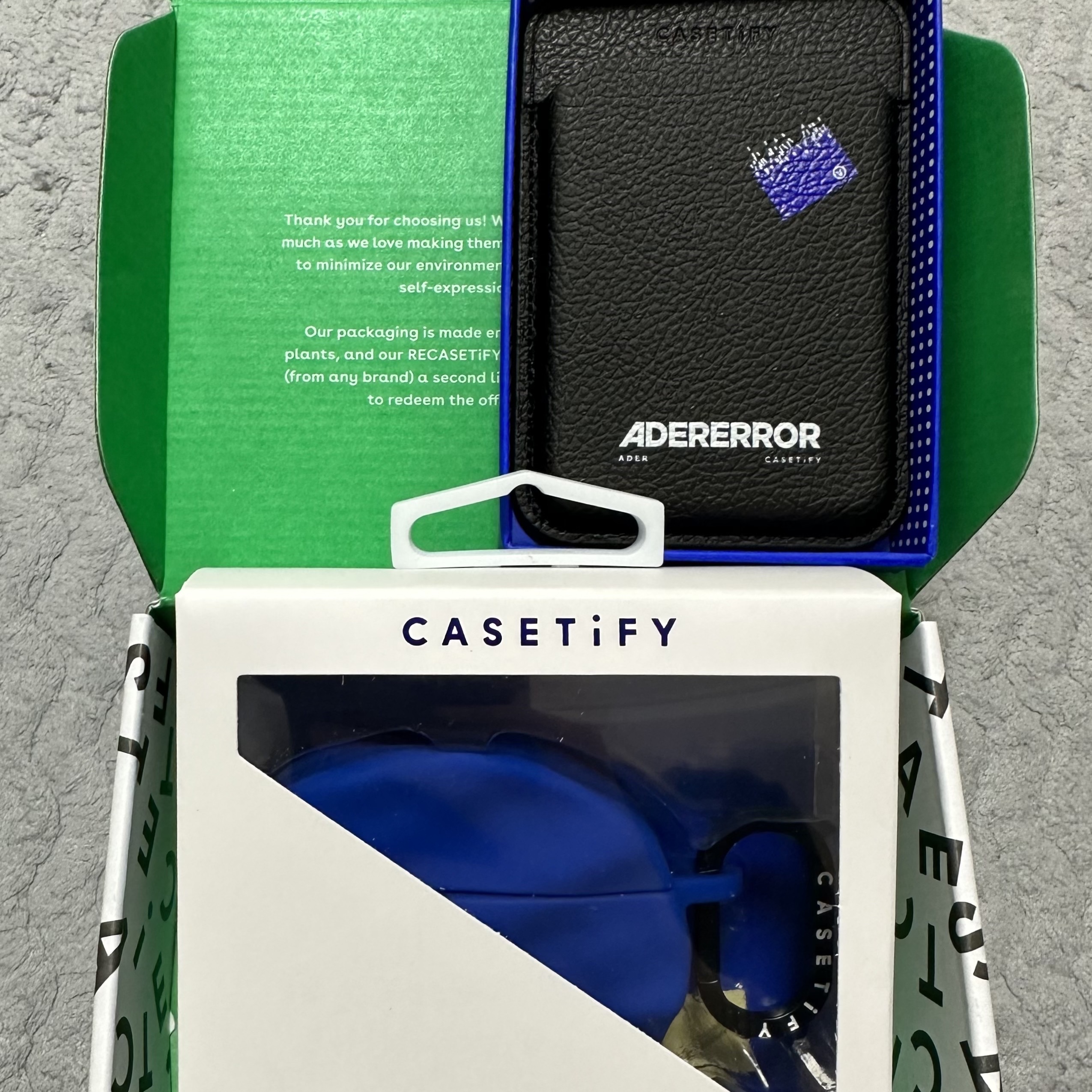 Jordan 1 x Travis Scott Retro Low OG SP Black Phantom, Casetify x Ader Error Wavy Collectable AirPods Pro 1st/2nd gen Case Blue 착용 스타일 - 2