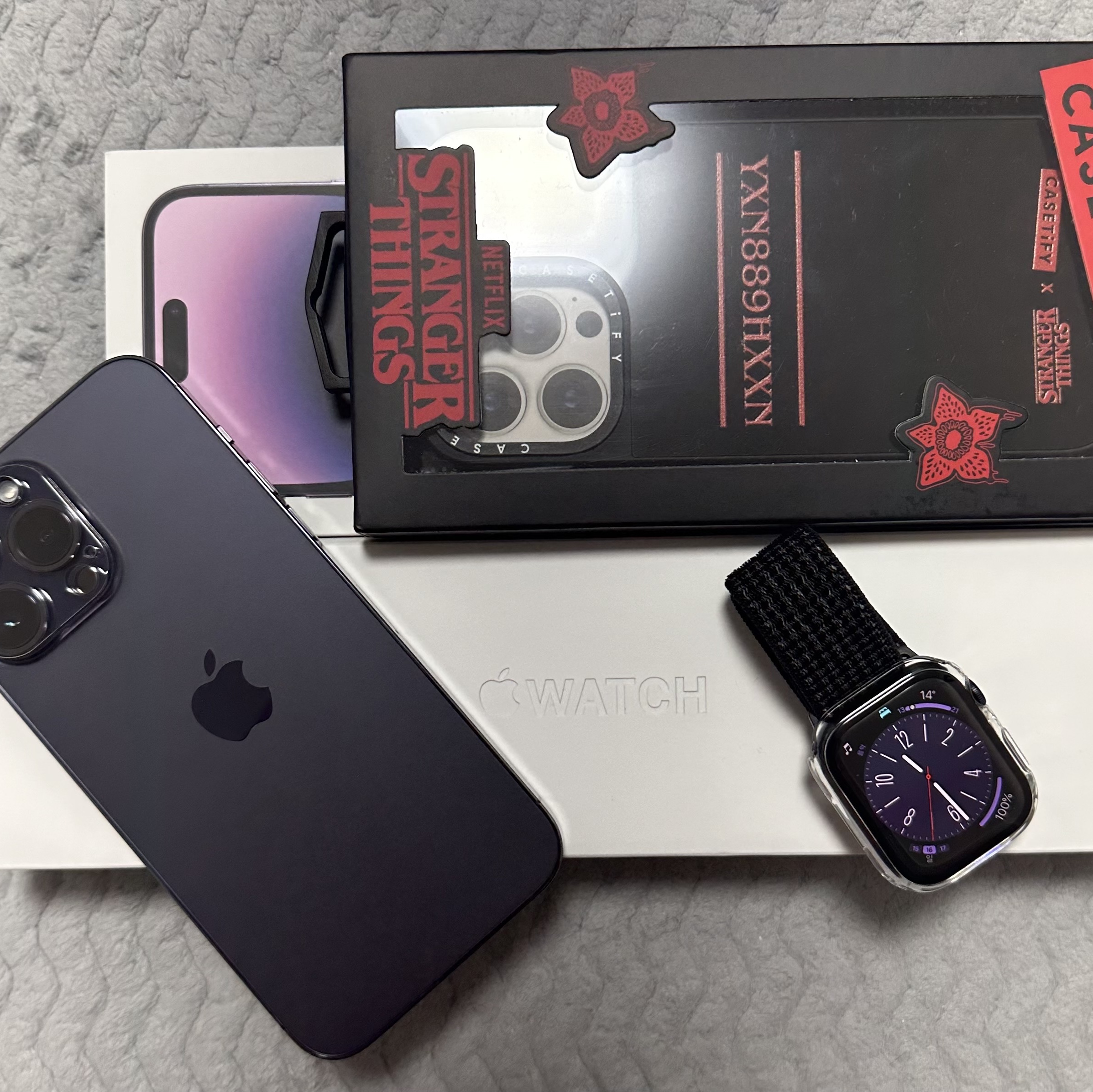 Jordan 1 x Travis Scott Retro Low OG SP Black Phantom, Casetify x Ader Error Wavy Collectable AirPods Pro 1st/2nd gen Case Blue 착용 스타일 - 4