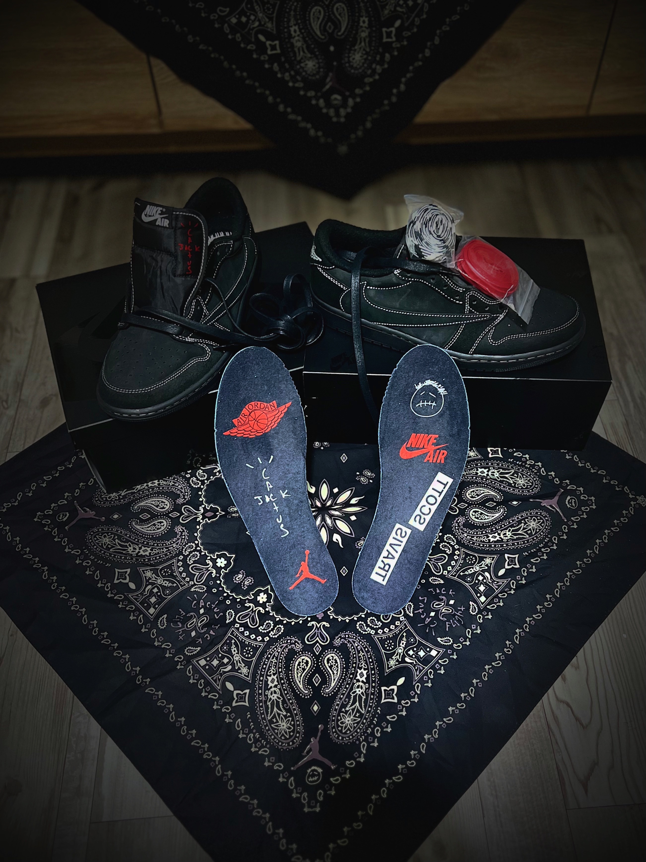 Jordan 1 x Travis Scott Retro Low OG SP Black Phantom 착용 스타일 - 4