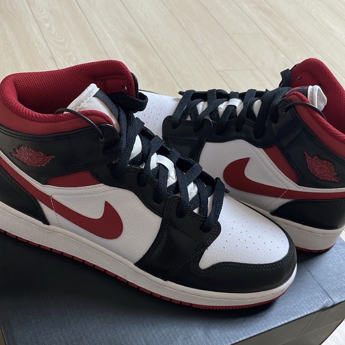 Jordan 1 Mid Gym Red Black White 착용 스타일
