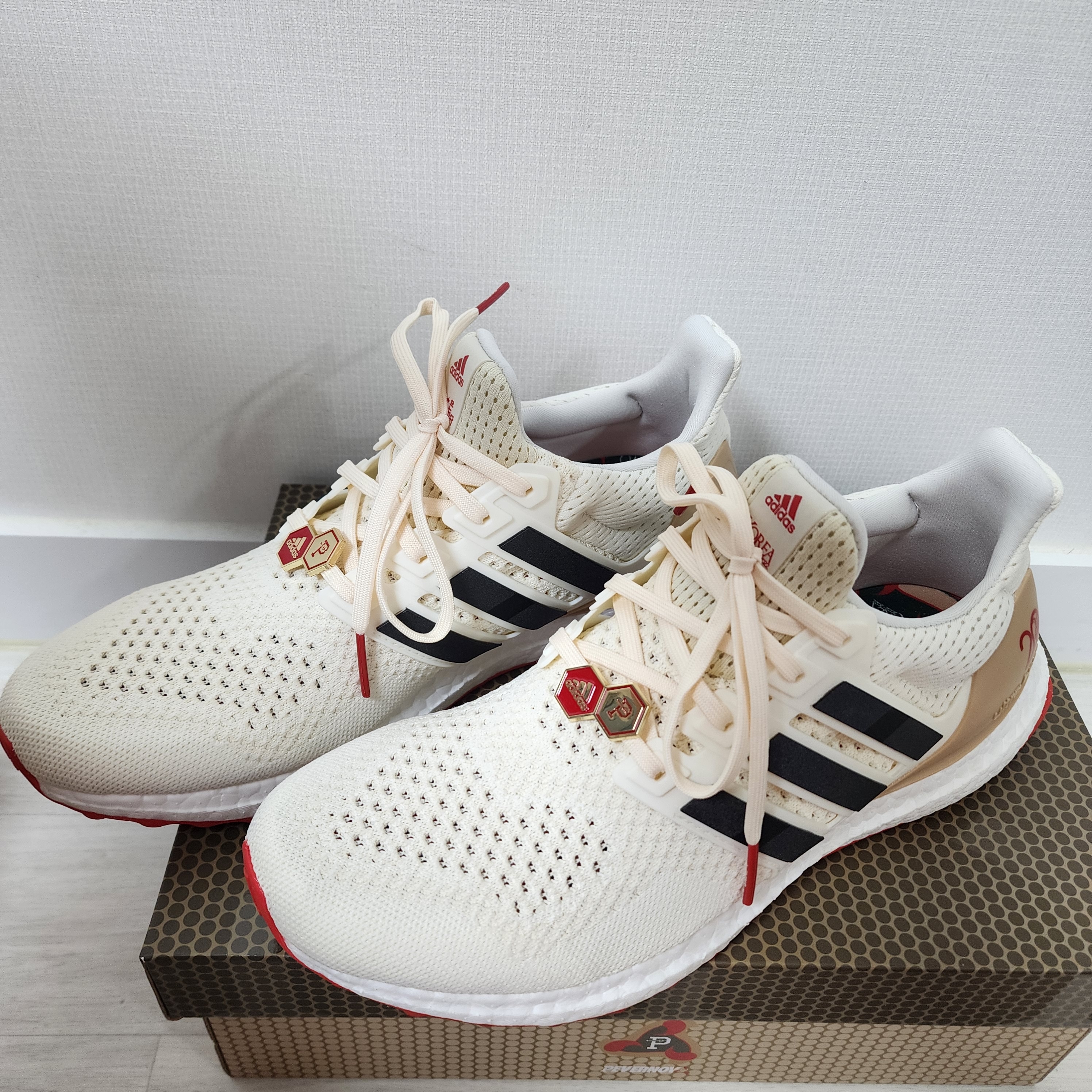 Adidas x Over The Pitch Ultraboost DNA Seoul Off White (Over The Pitch Package) 착용 스타일 - 1