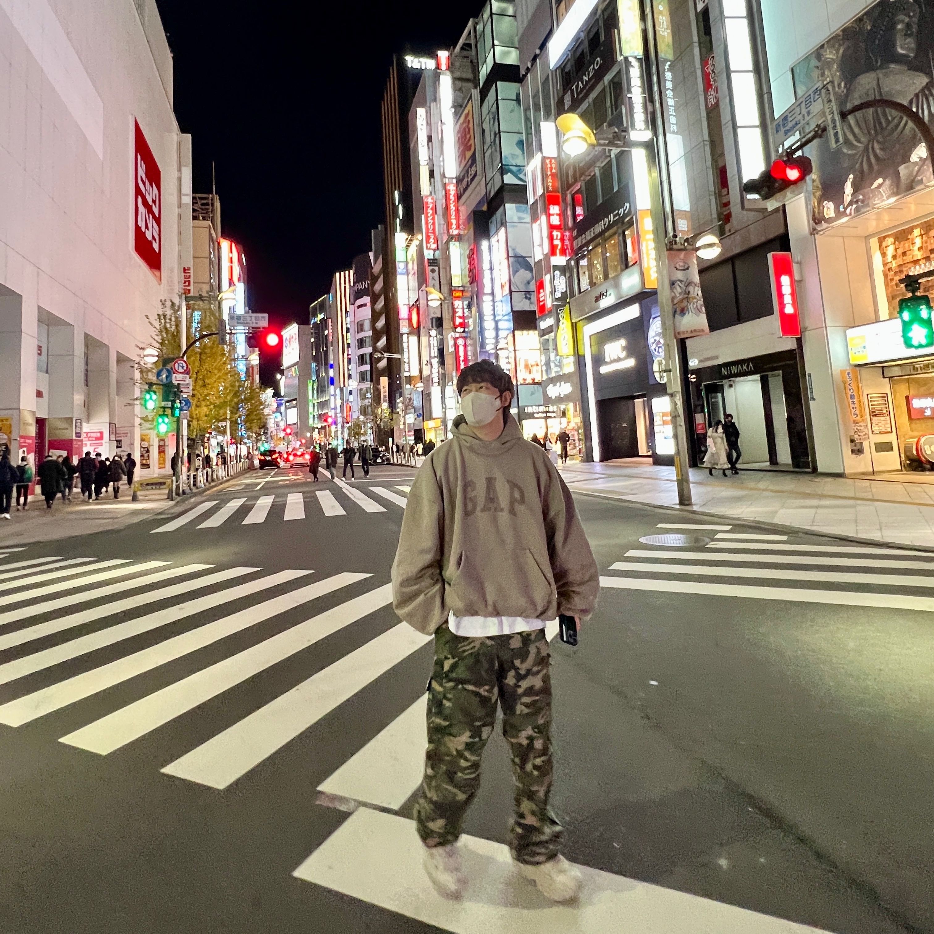 Yeezy Gap Engineered By Balenciaga Dove Hoodie Beige, Balenciaga Defender Sneakers Beige 착용 스타일 - 2