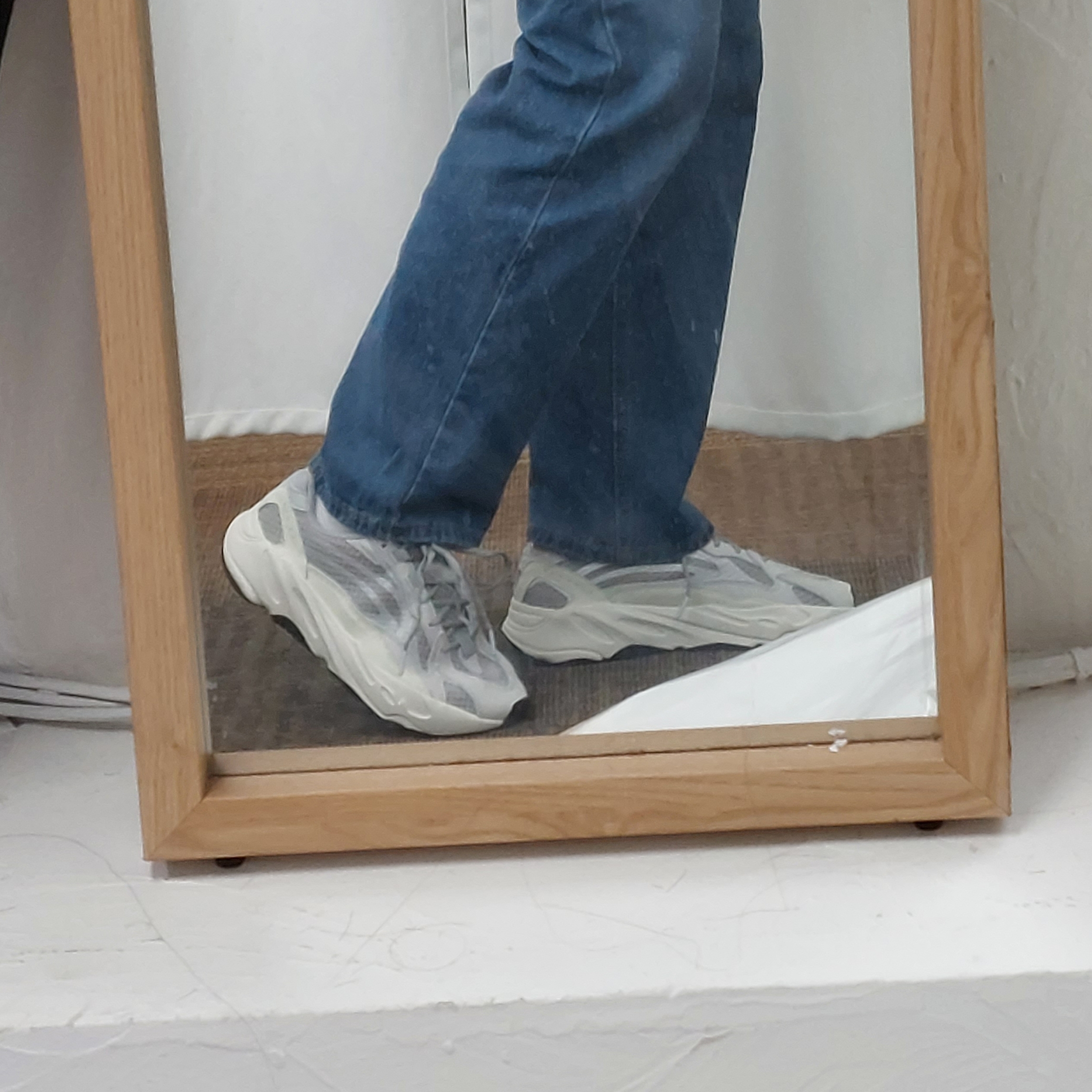 Adidas Yeezy Boost 700 V2 Static 2022 착용 스타일