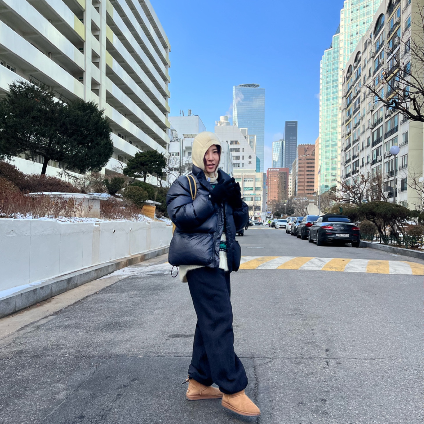 (W) UGG Classic Mini II Boots Chestnut, Arc'teryx Heliad 10 Backpack Black 착용 스타일 - 2