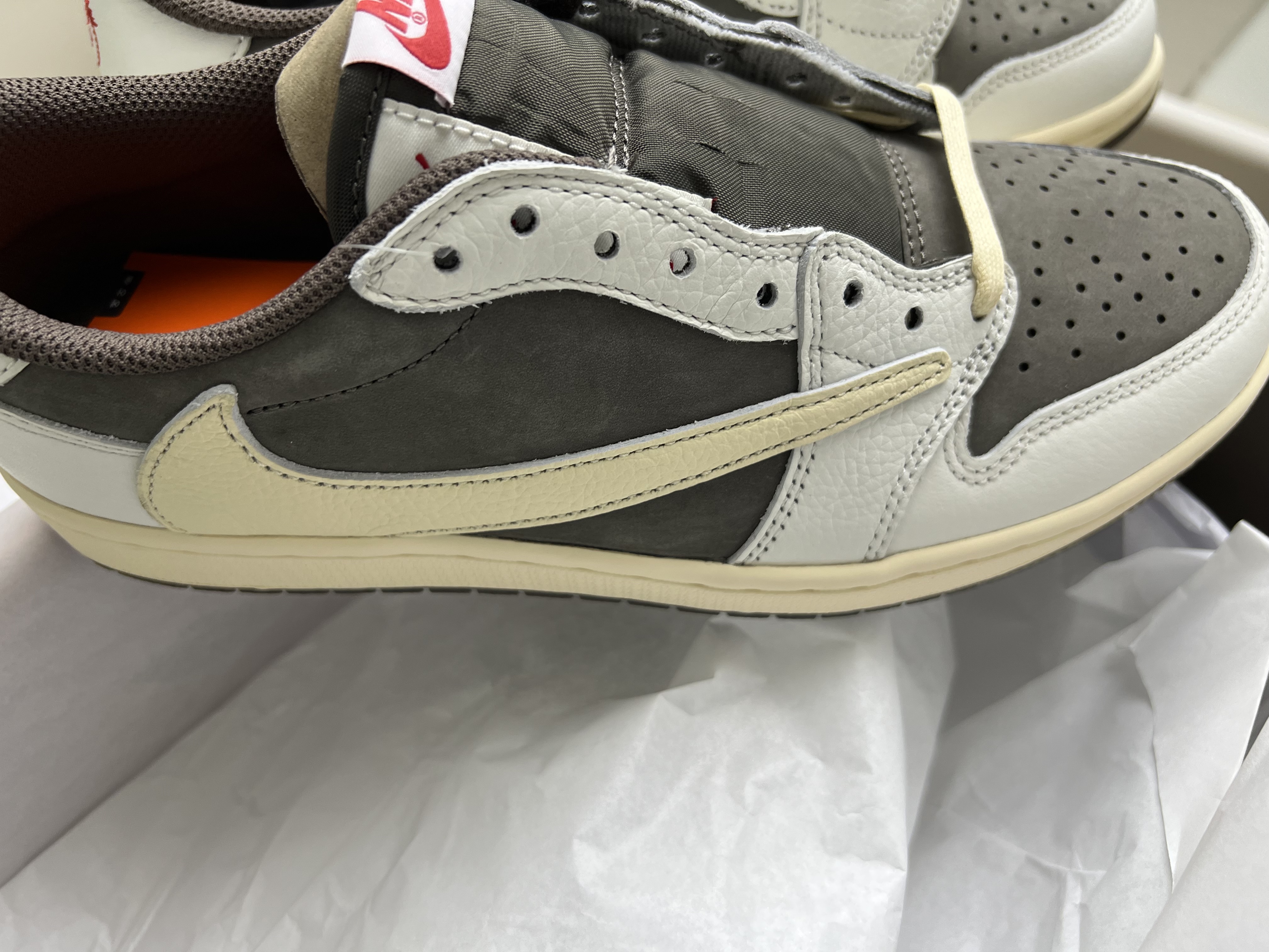 Jordan 1 x Travis Scott Retro Low OG SP Sail and Ridgerock 착용 스타일 - 4