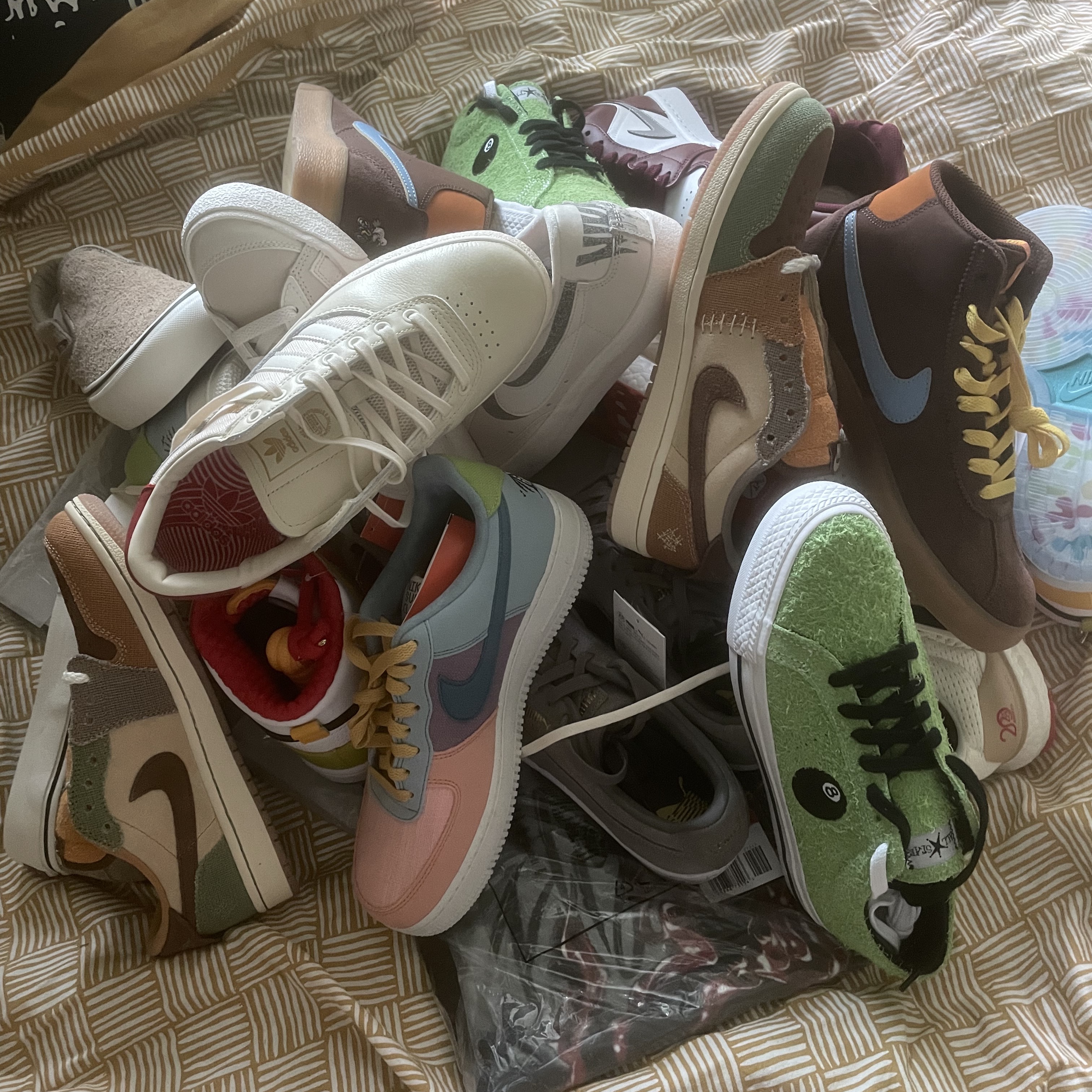 Converse x Stussy One Star Pro Ox 8 Ball Green, (W) Nike x Why So Sad? SB Bruin High Light Chocolate 착용 스타일 - 1