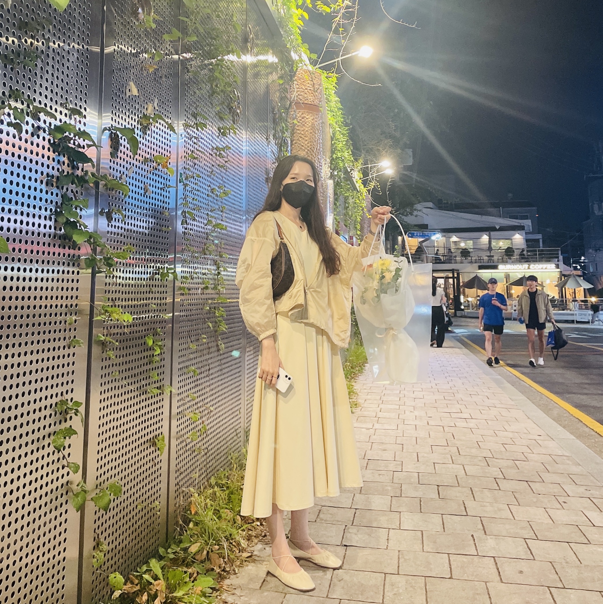 Celine Ava Bag in Triomphe Canvas and Calfskin Tan 착용 스타일 - 2