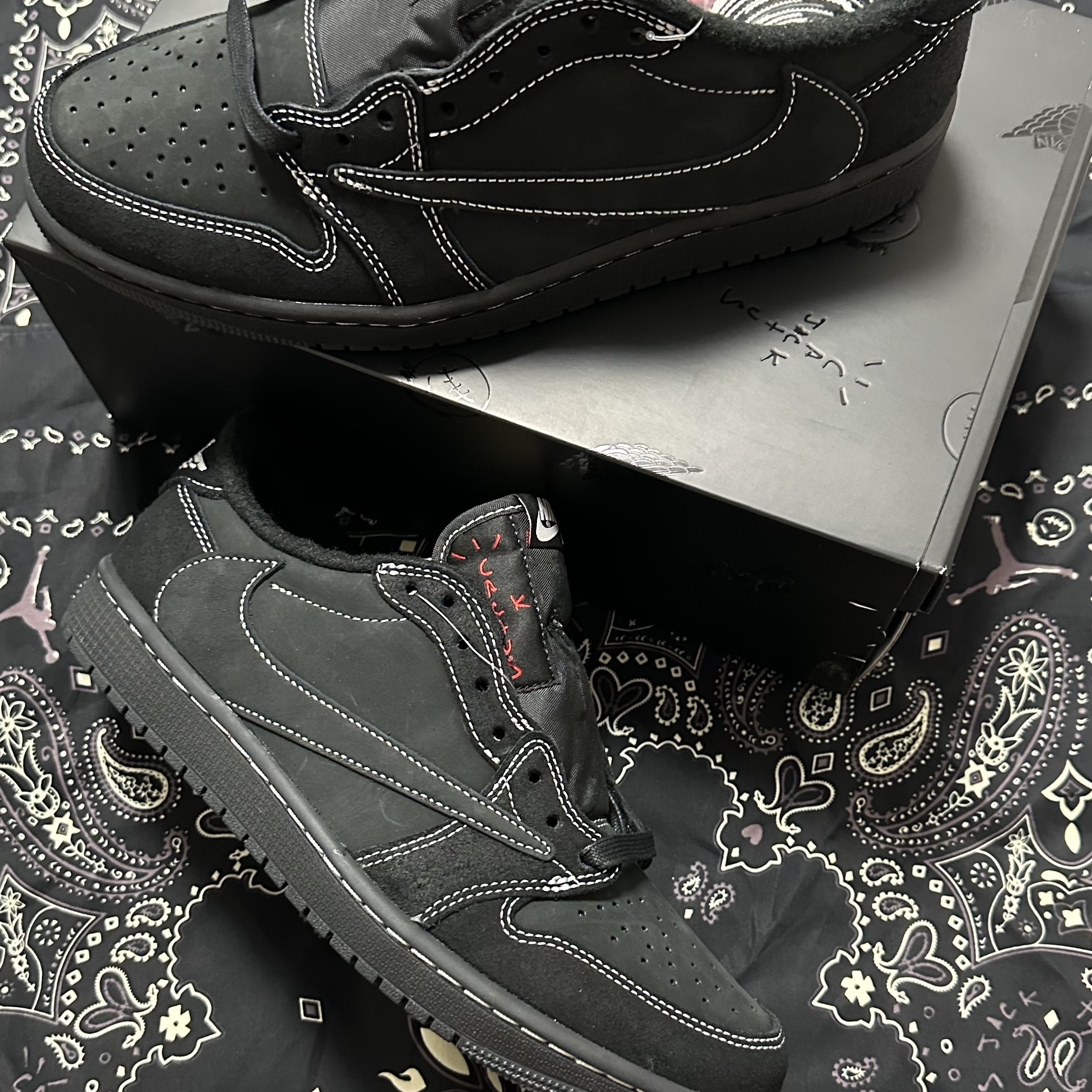 Jordan 1 x Travis Scott Retro Low OG SP Black Phantom, Casetify x Ader Error Wavy Collectable AirPods Pro 1st/2nd gen Case Blue 착용 스타일 - 1