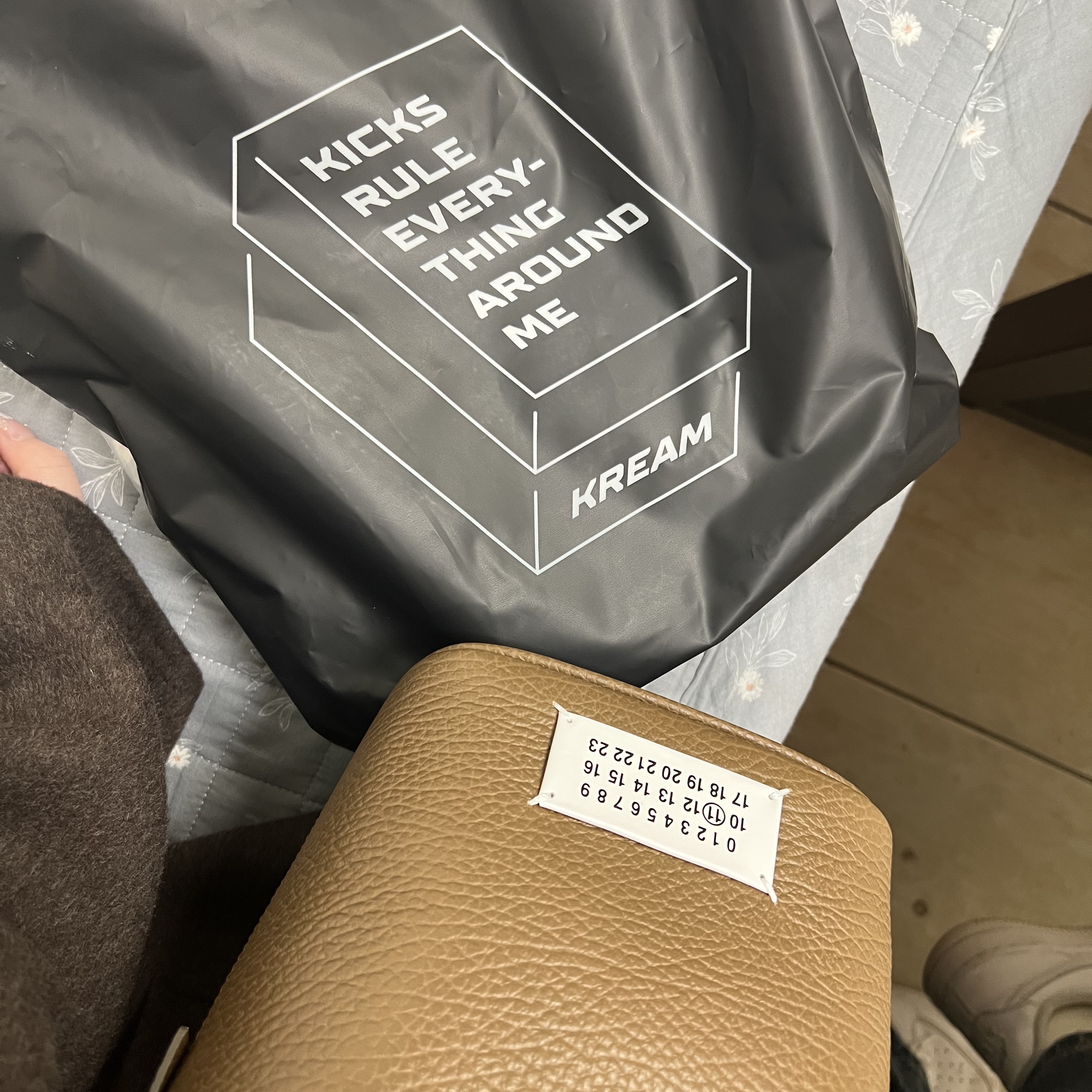 Maison Margiela 5AC Bucket Bag Brown 착용 스타일 - 2