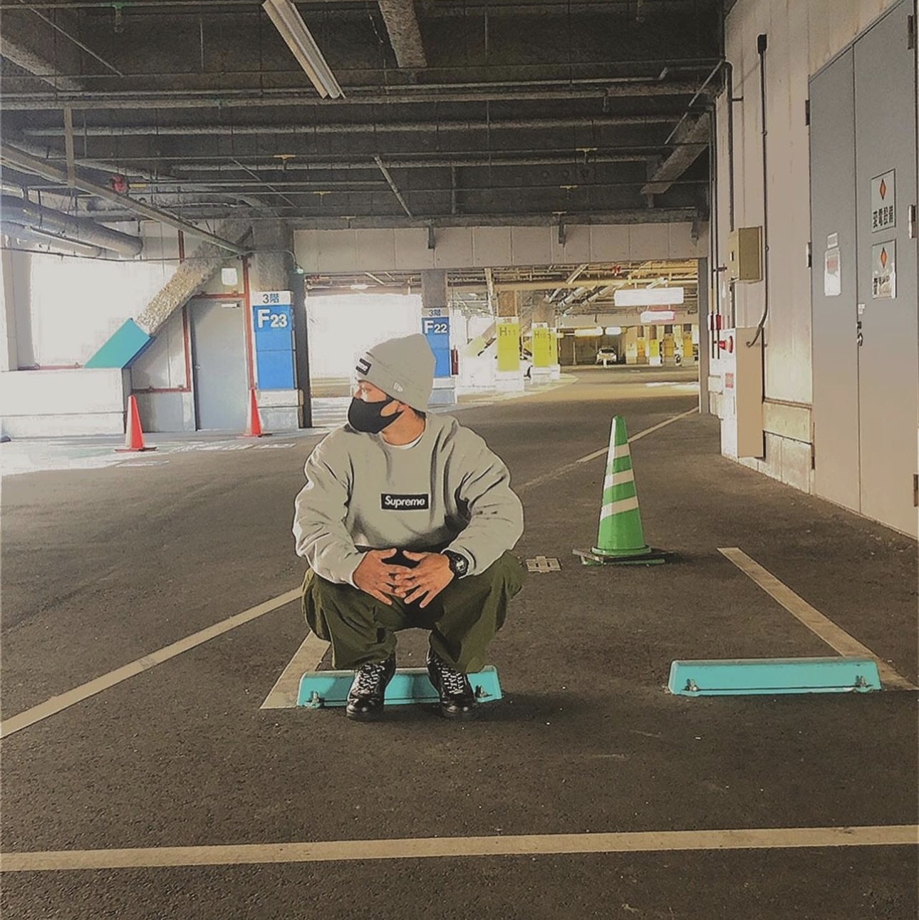 Supreme Box Logo Crewneck Heather Grey - 22FW, Supreme Box Logo Crewneck Black - 22FW 착용 스타일 - 1