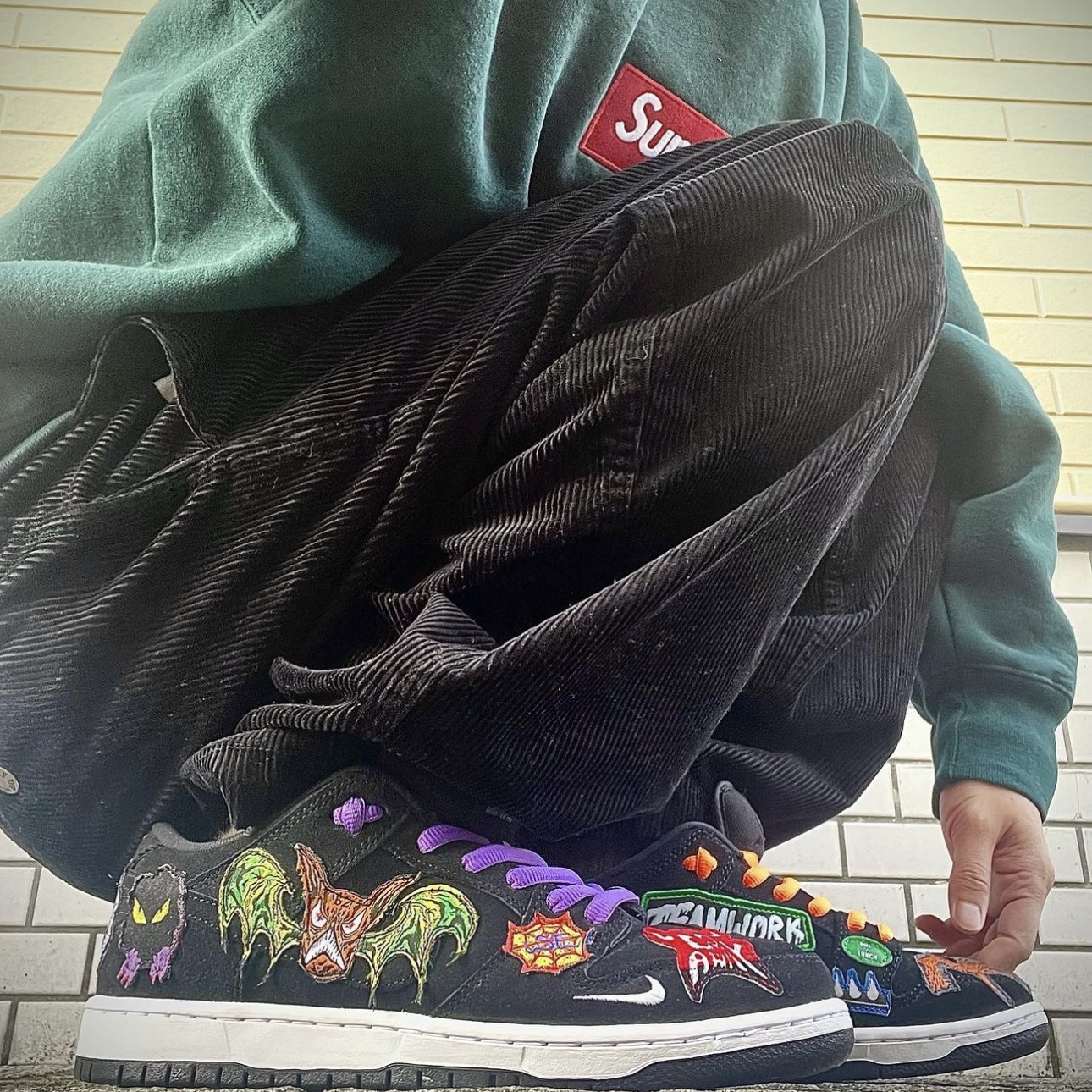 Supreme Box Logo Crewneck Dark Pine - 22FW, Supreme Box Logo Crewneck Brown - 22FW 착용 스타일 - 2