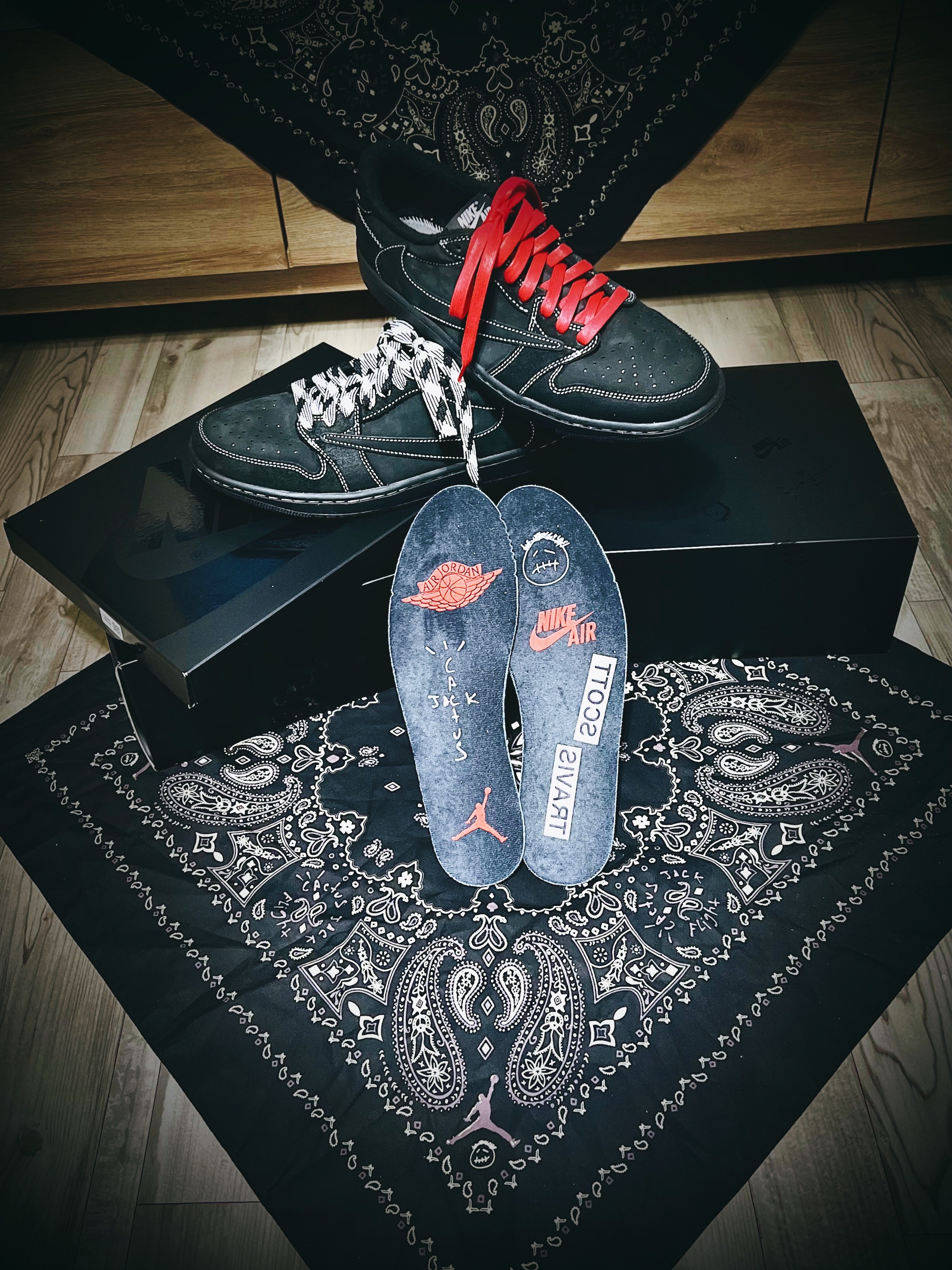 Jordan 1 x Travis Scott Retro Low OG SP Black Phantom 착용 스타일 - 1