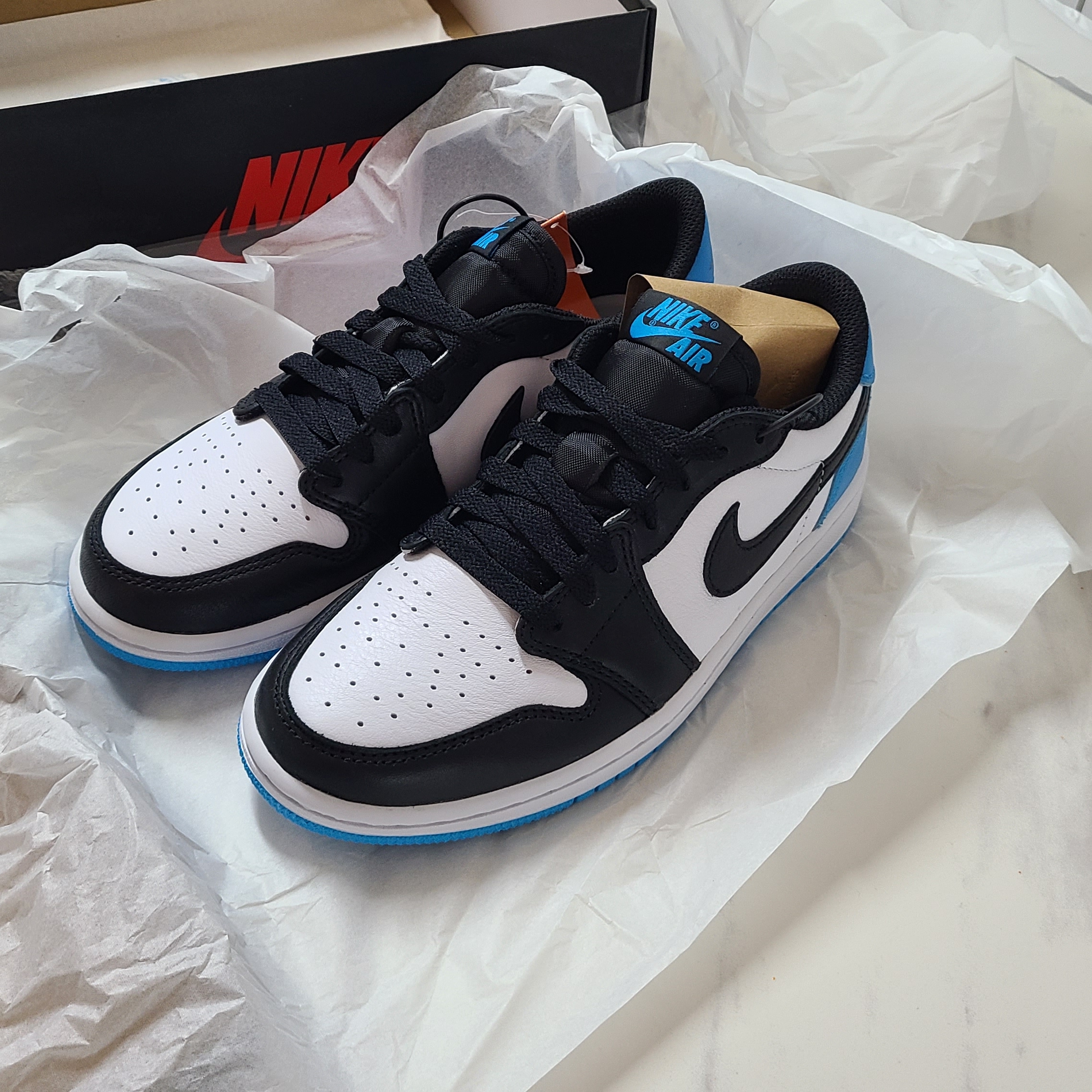 (W) Jordan 1 Retro Low OG Black and Dark Powder Blue 착용 스타일 - 1