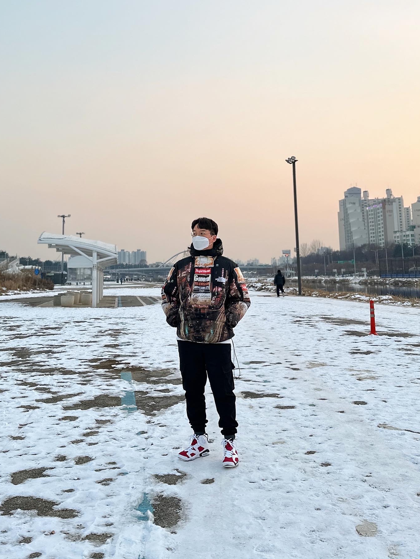 Supreme x The North Face 800-Fill Half Zip Hooded Pullover Times Square - 22FW, Jordan 6 Retro Carmine 2021 착용 스타일 - 3