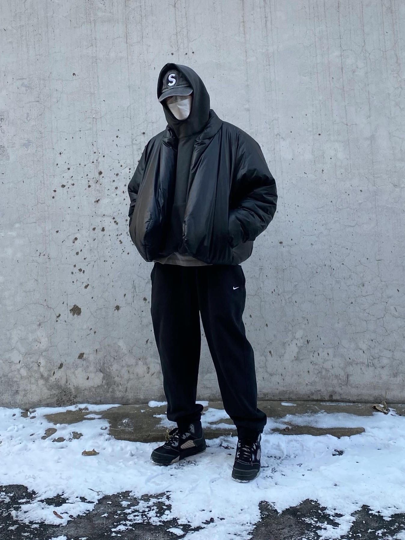 Yeezy Gap Round Jacket Black, Yeezy Gap Engineered By Balenciaga Dove Hoodie Black 착용 스타일 - 1