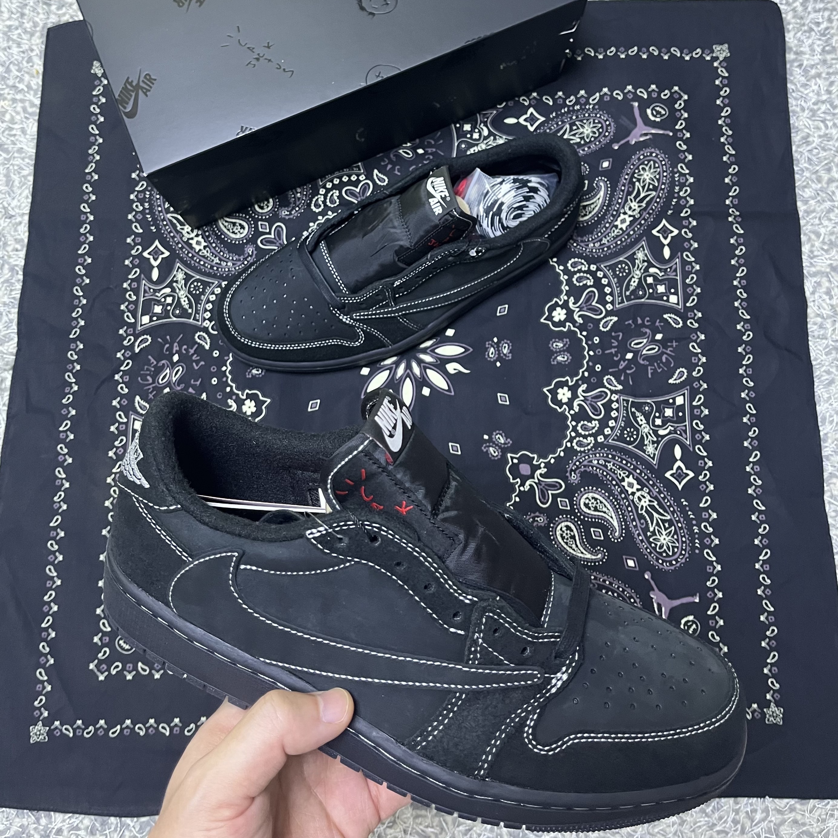 Jordan 1 x Travis Scott Retro Low OG SP Black Phantom 착용 스타일 - 1