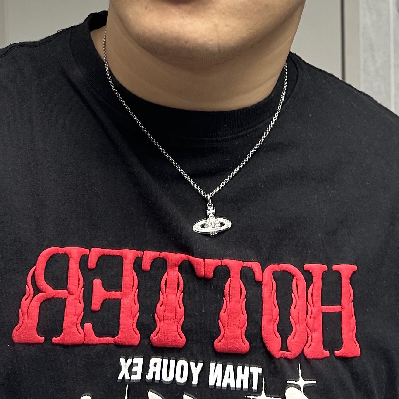 Vivienne Westwood Mini Bas Relief Pendant Silver 착용 스타일