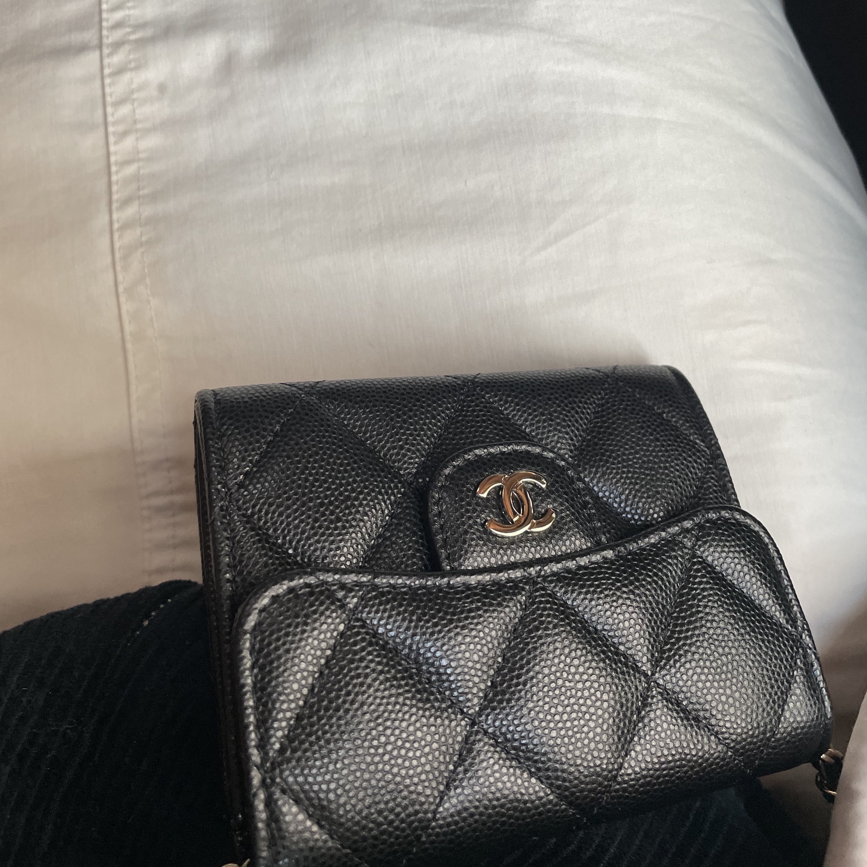 Chanel Classic Clutch With Chain Grained Calfskin & Gold Black 착용 스타일