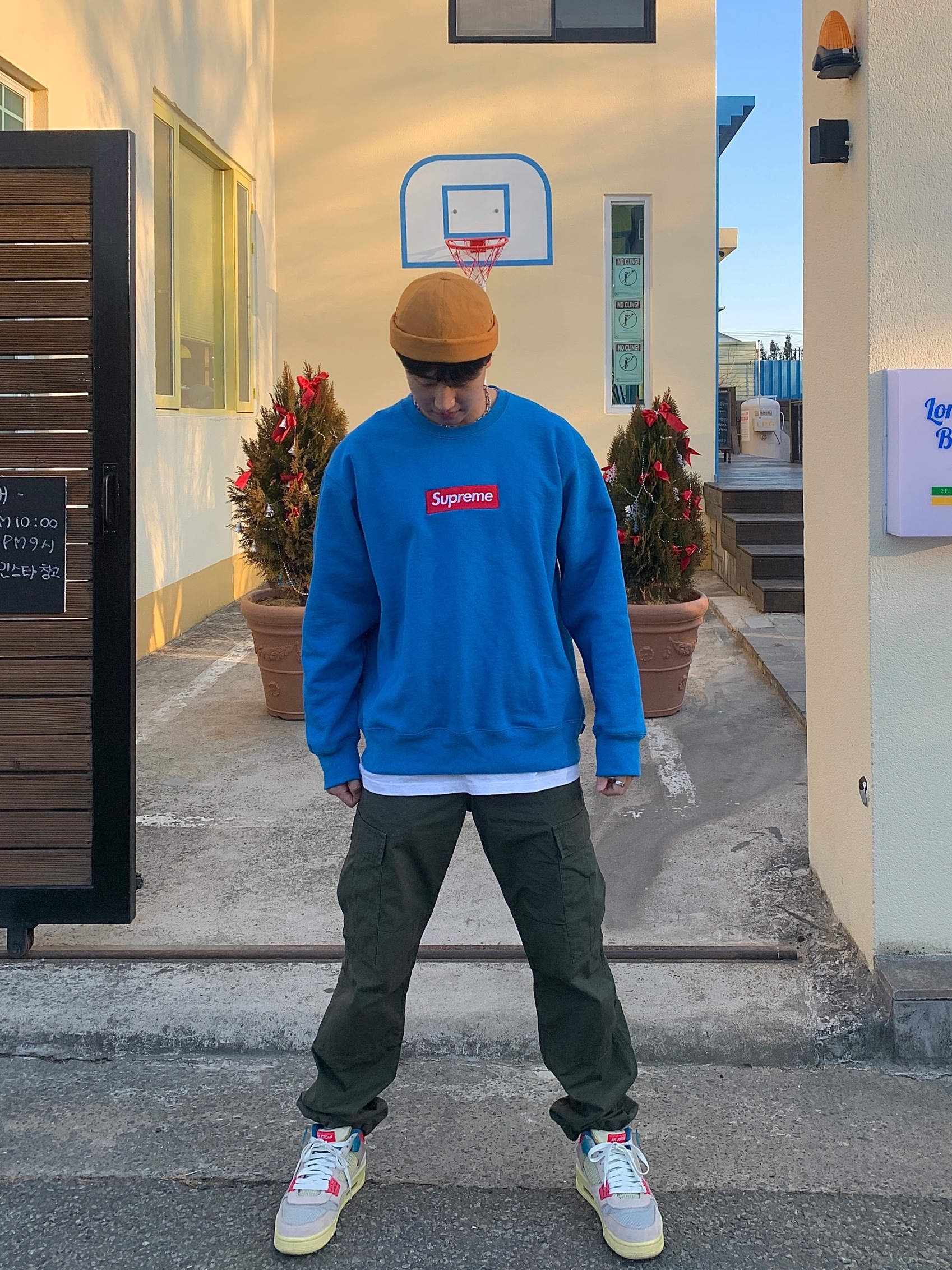 Supreme Box Logo Crewneck Blue - 22FW, Jordan 4 x Union Retro Guava Ice 착용 스타일 - 1