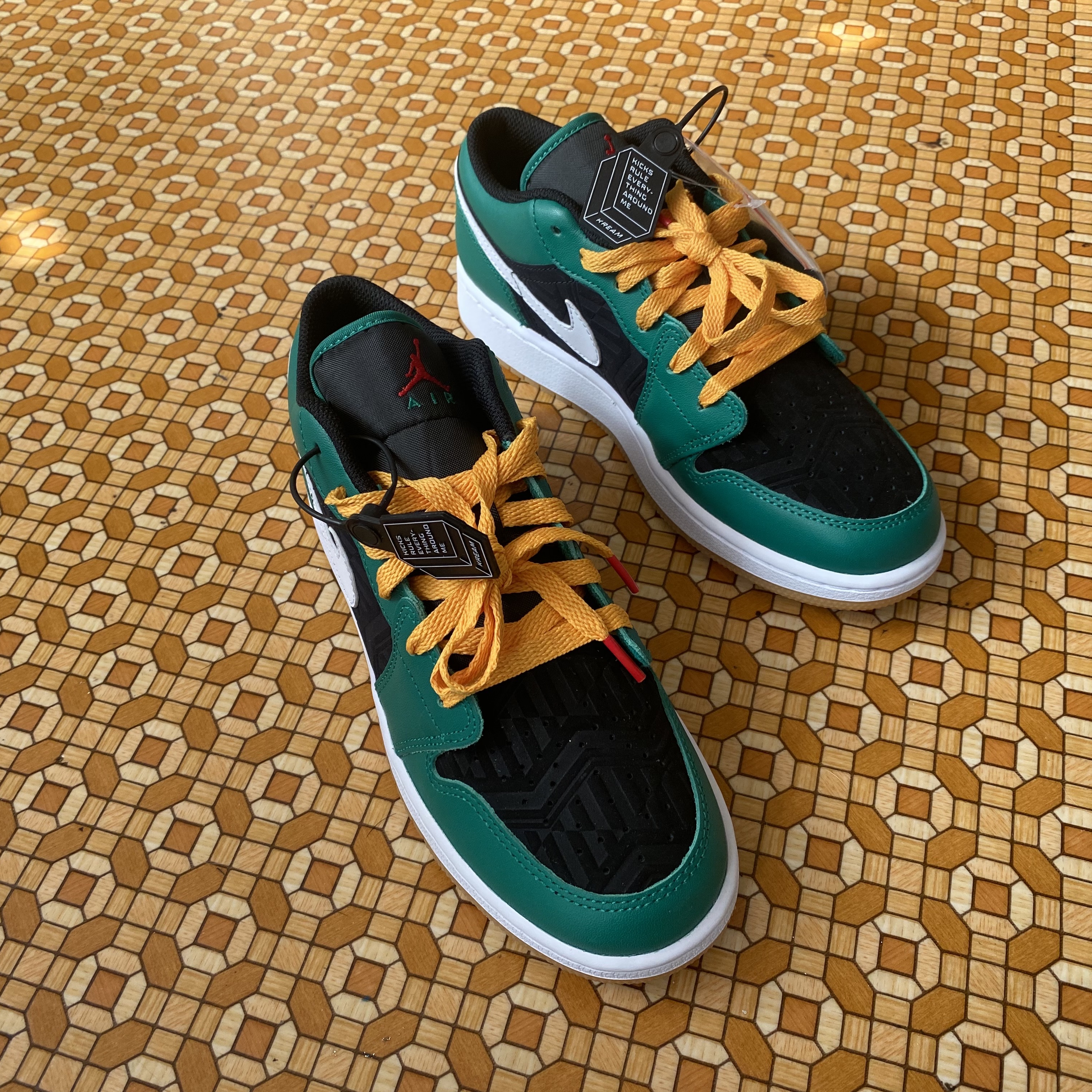 (GS) Jordan 1 Low SE Malachite Black 착용 스타일 - 3