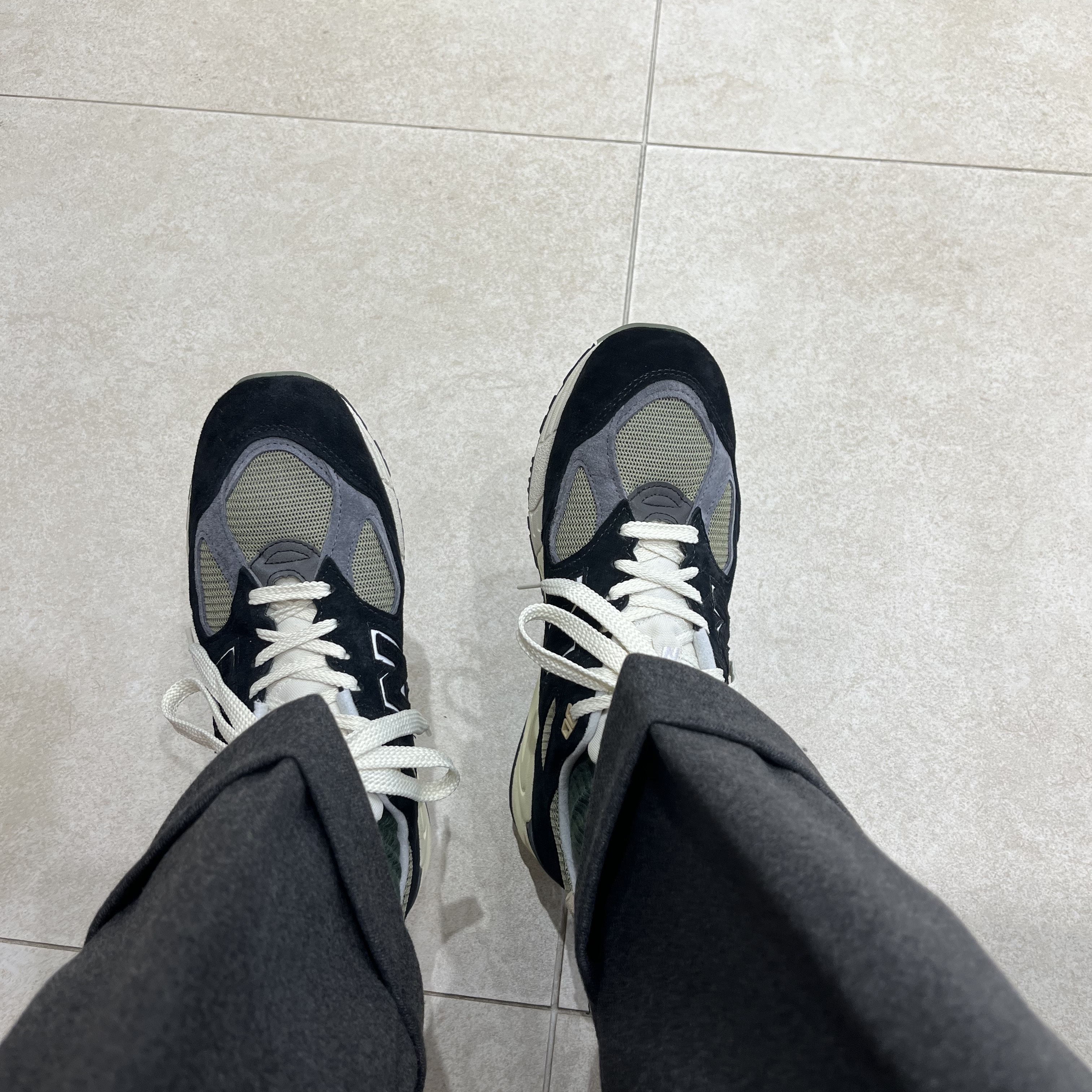 New Balance 990v2 Made in USA Black True camo 착용 스타일