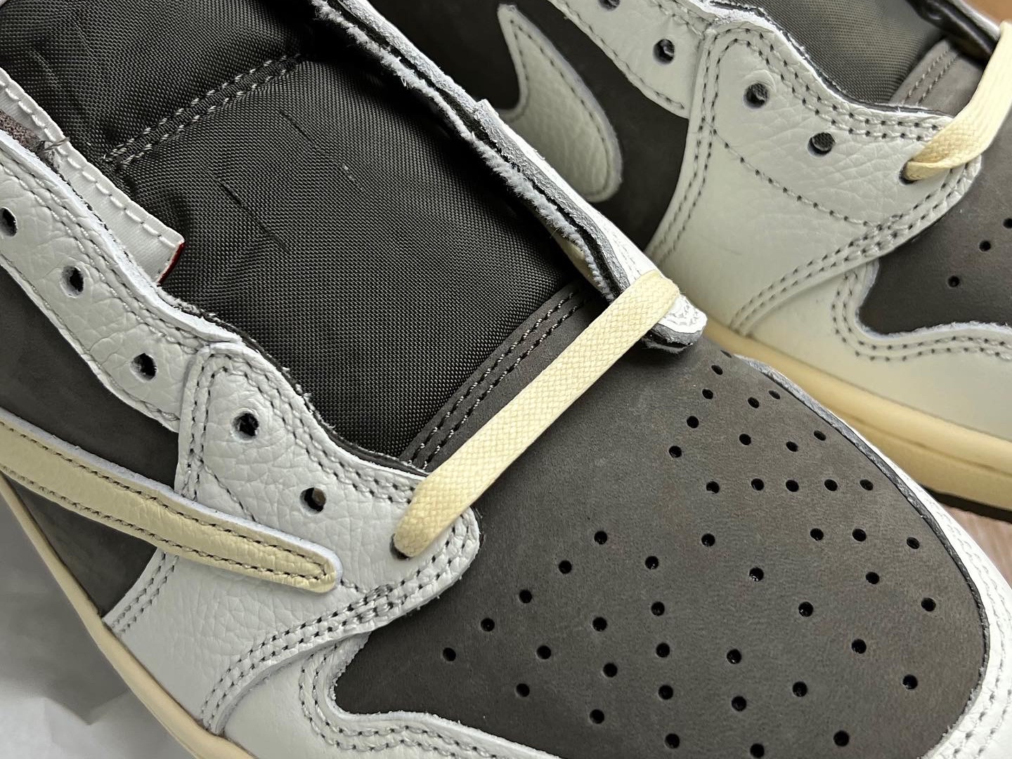 Jordan 1 x Travis Scott Retro Low OG SP Sail and Ridgerock 착용 스타일 - 3