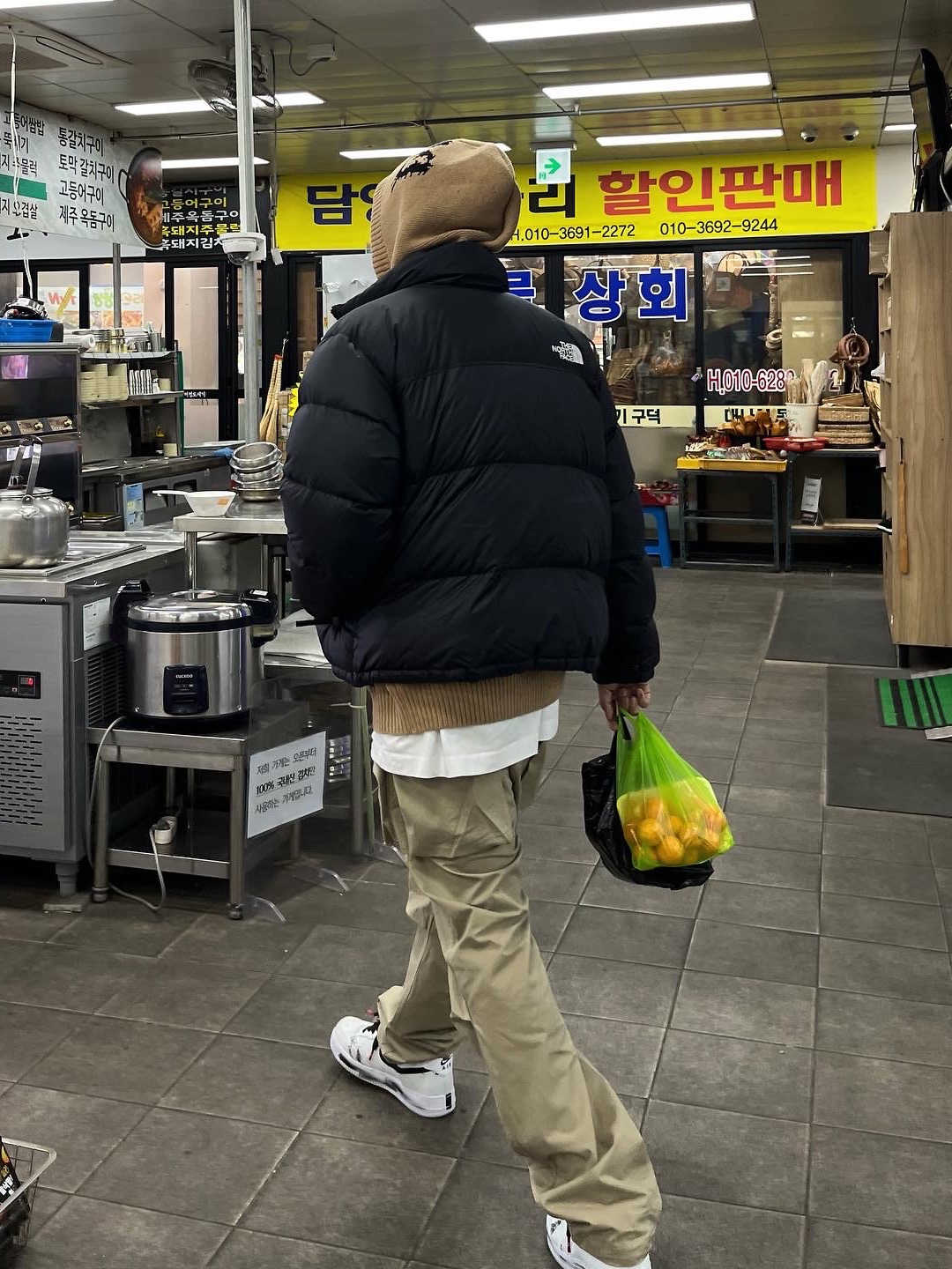 The North Face 1996 Eco Nuptse Jacket Black, Nike x Peaceminusone Air Force 1 Low Para-Noise 2.0 착용 스타일 - 1