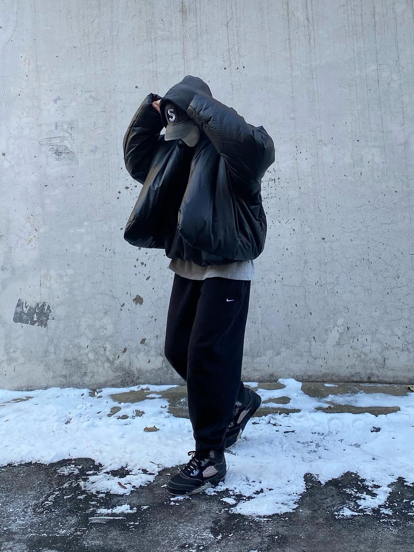 Yeezy Gap Round Jacket Black, Yeezy Gap Engineered By Balenciaga Dove Hoodie Black 착용 스타일 - 3