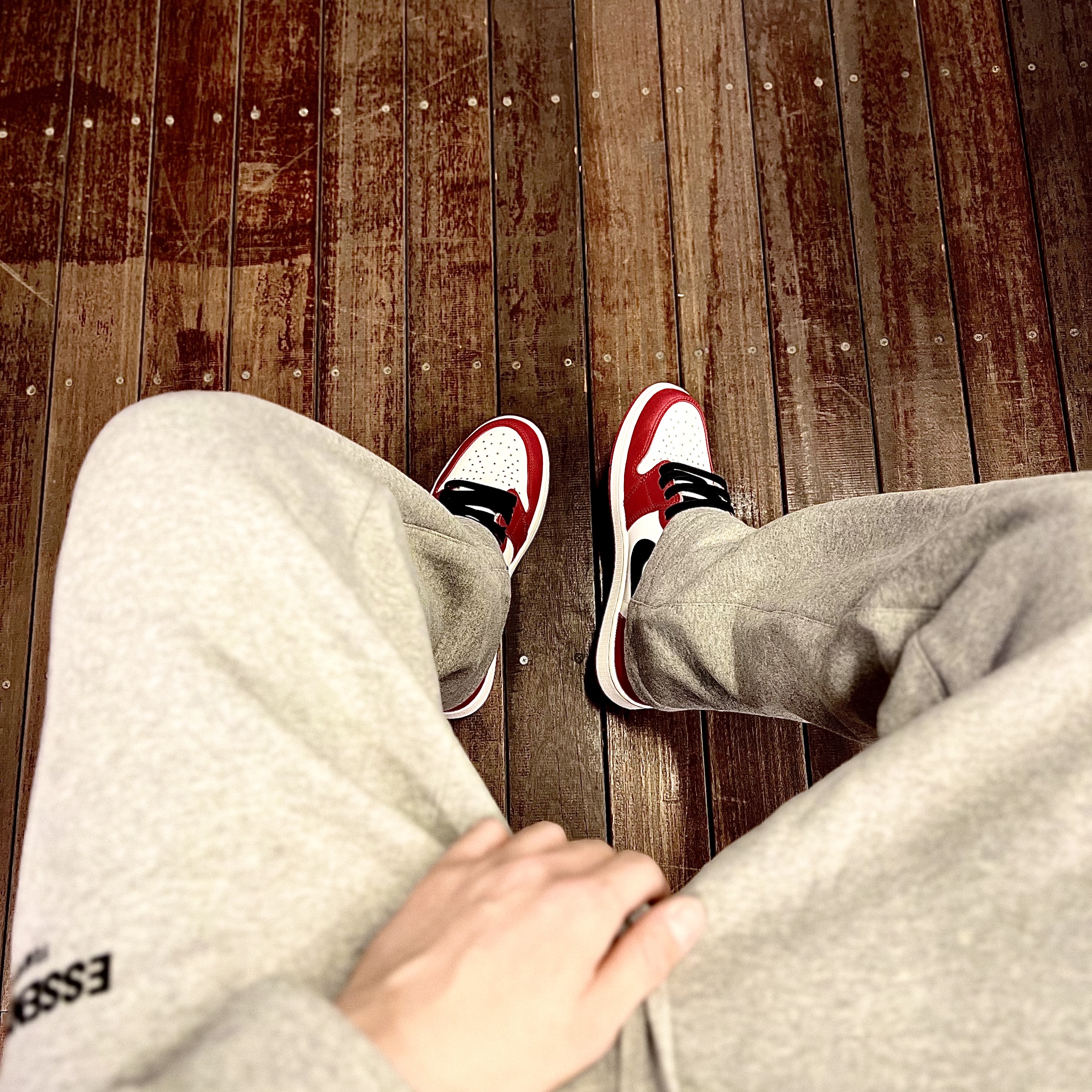 Essentials The Core Collection Relaxed Sweatpants Dark Oatmeal, Jordan 1 Retro High OG Chicago 2022 착용 스타일