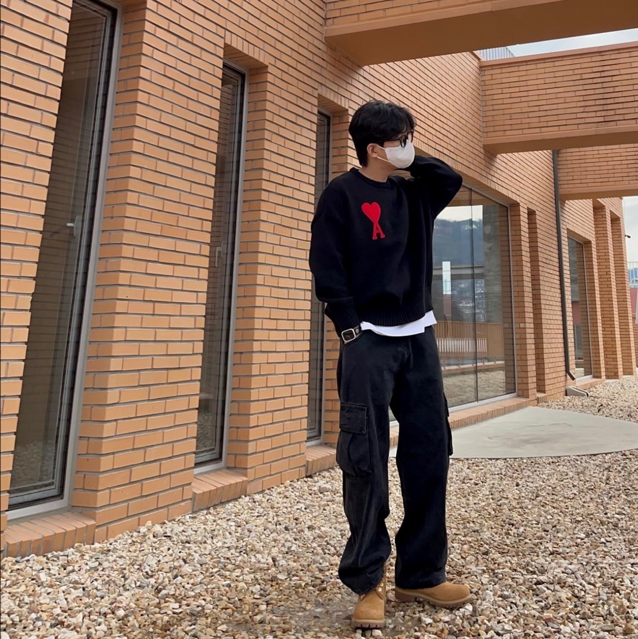 AMI de Coeur Oversize Intarsia Sweater Black Red 착용 스타일 - 1