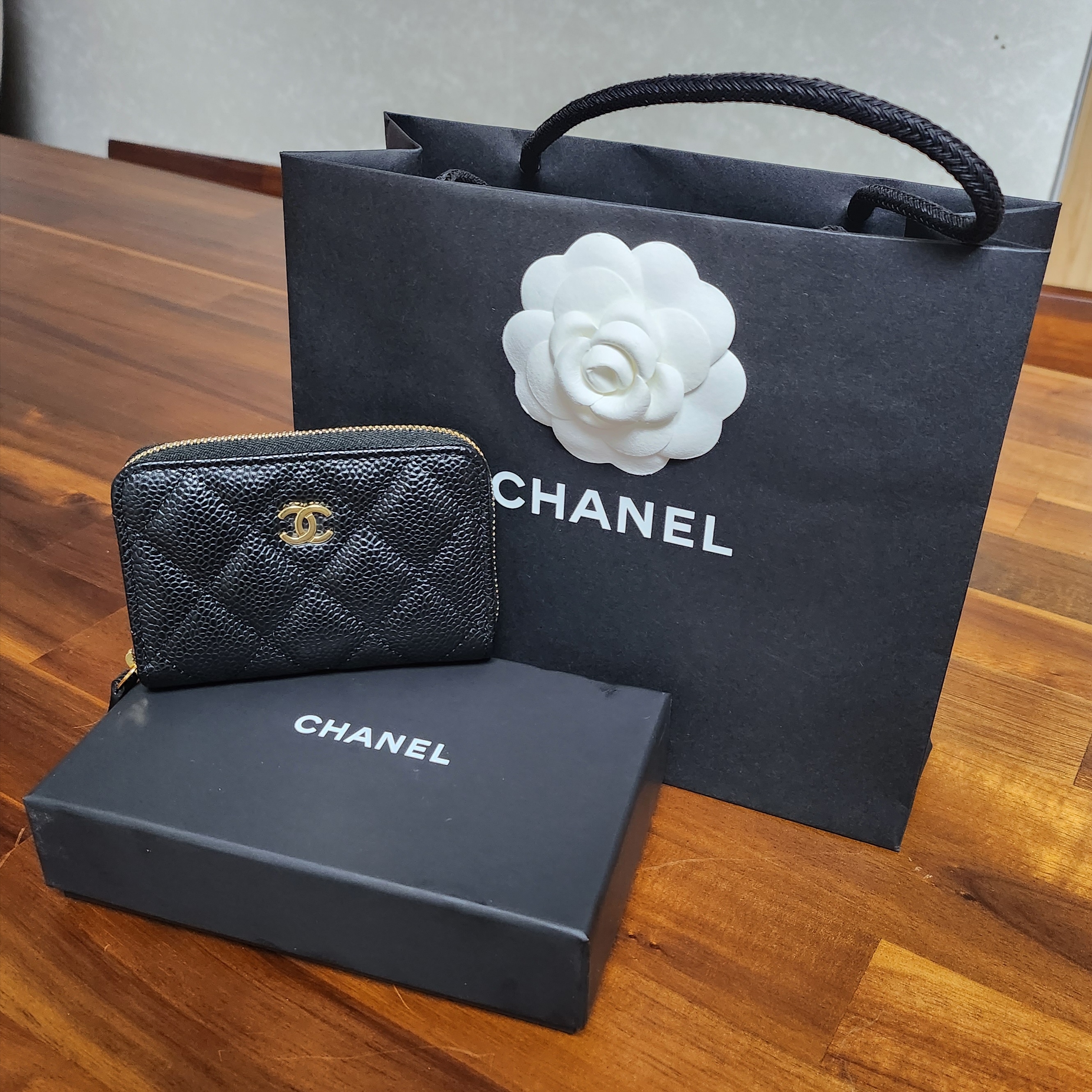 Chanel Classic Zipped Coin Purse Grained Calfskin & Gold Black 착용 스타일
