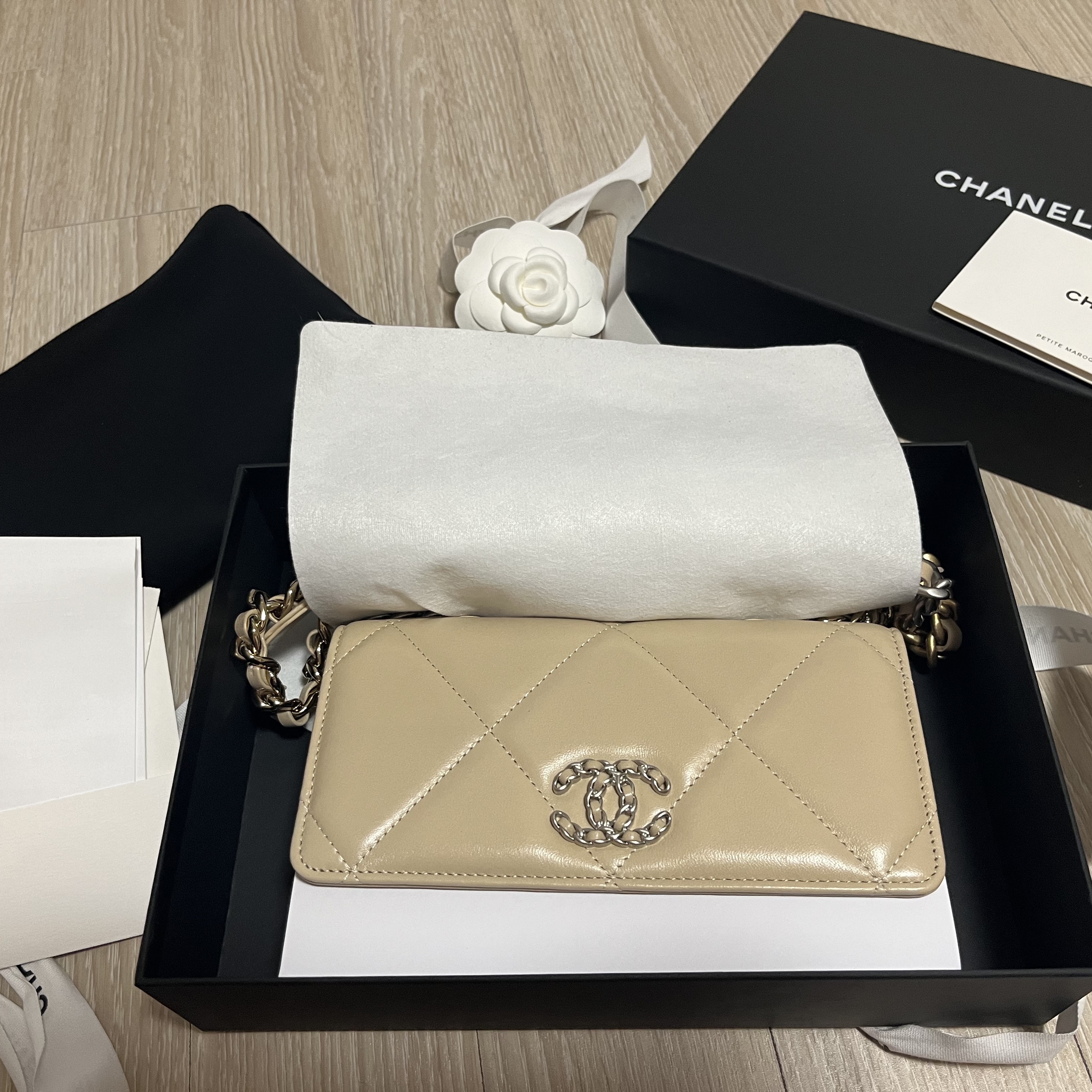 Chanel 19 Wallet On Chain Lambskin & Silver Beige 착용 스타일