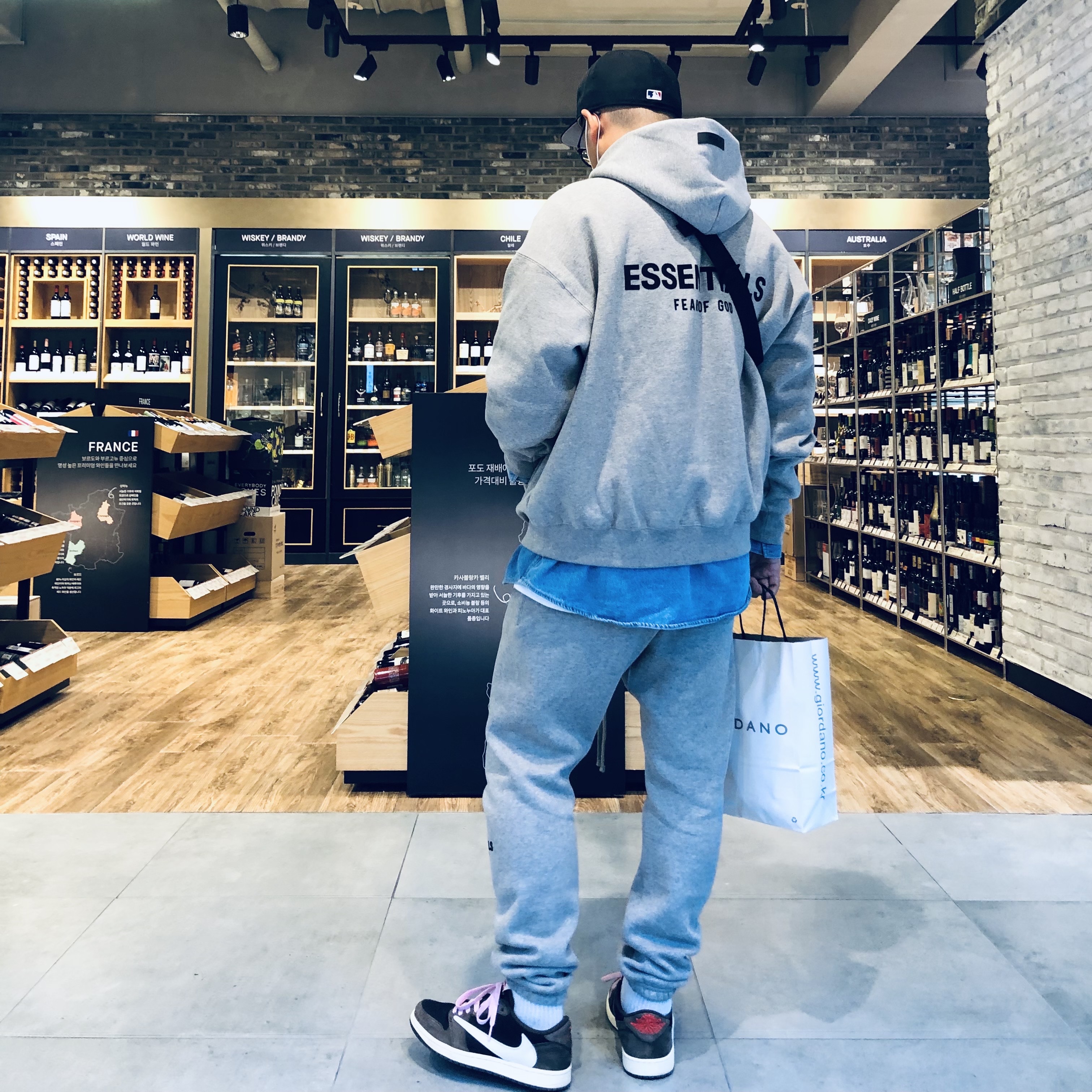 Jordan 1 x Travis Scott Retro Low OG SP Mocha, Essentials The Core Collection Hoodie Dark Oatmeal 착용 스타일 - 1