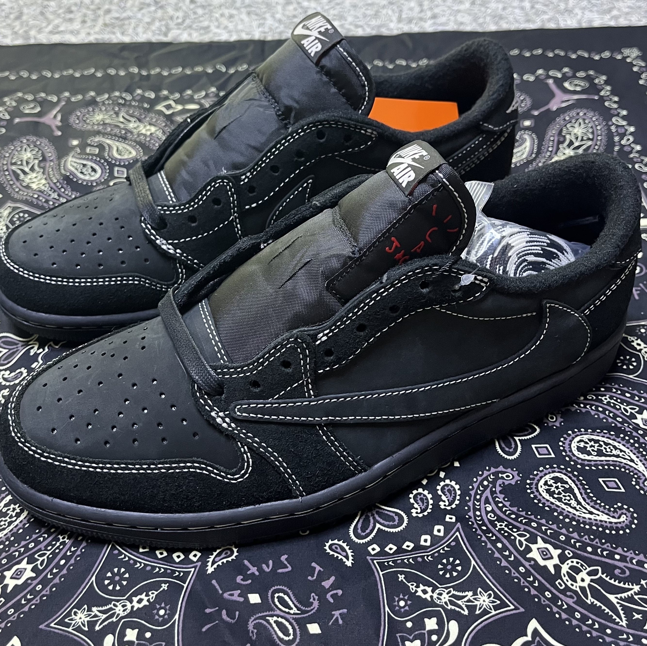 Jordan 1 x Travis Scott Retro Low OG SP Black Phantom 착용 스타일 - 2
