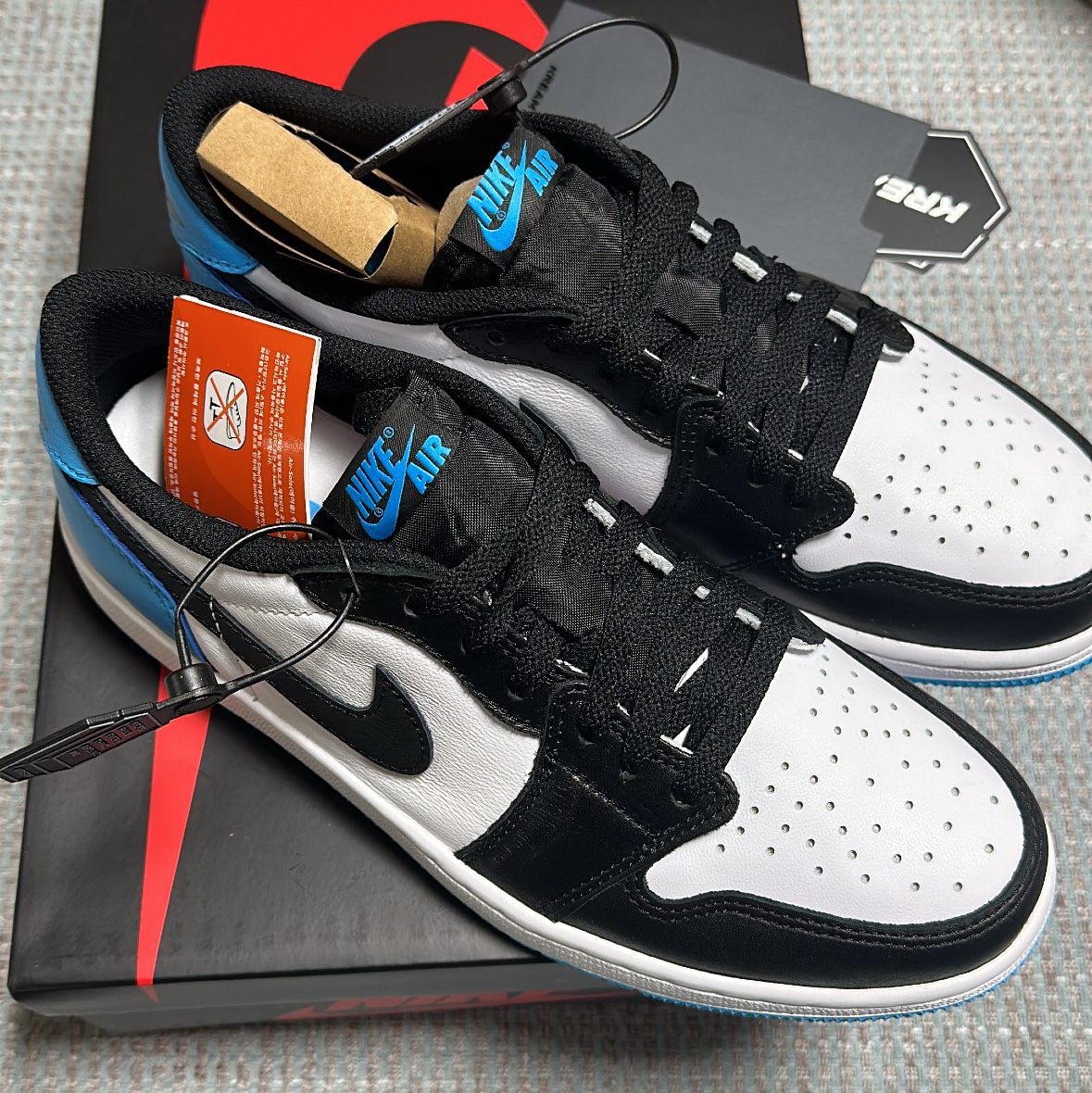 Jordan 1 Retro Low OG Black and Dark Powder Blue, Nike Air Force 1 '07 Low White 착용 스타일 - 1