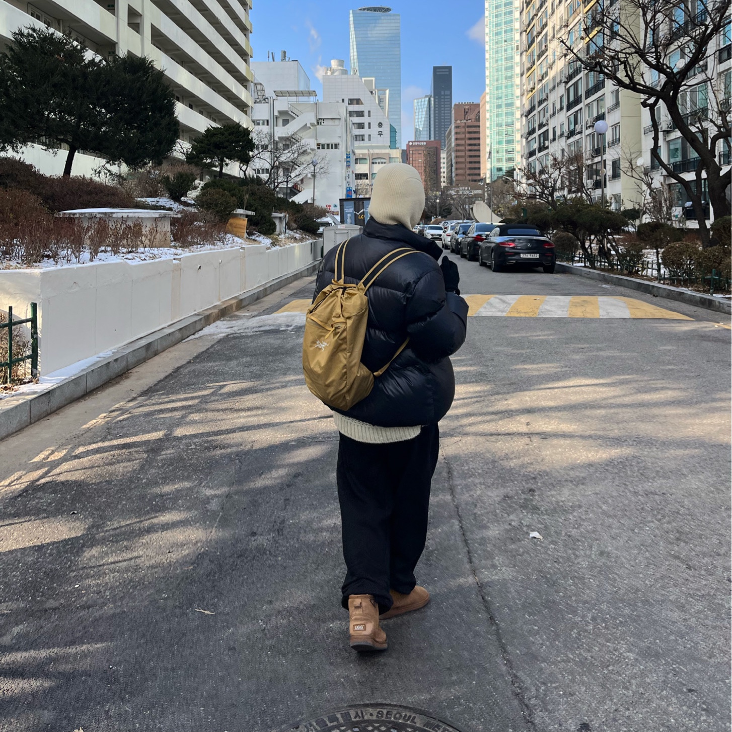 (W) UGG Classic Mini II Boots Chestnut, Arc'teryx Heliad 10 Backpack Black 착용 스타일 - 1