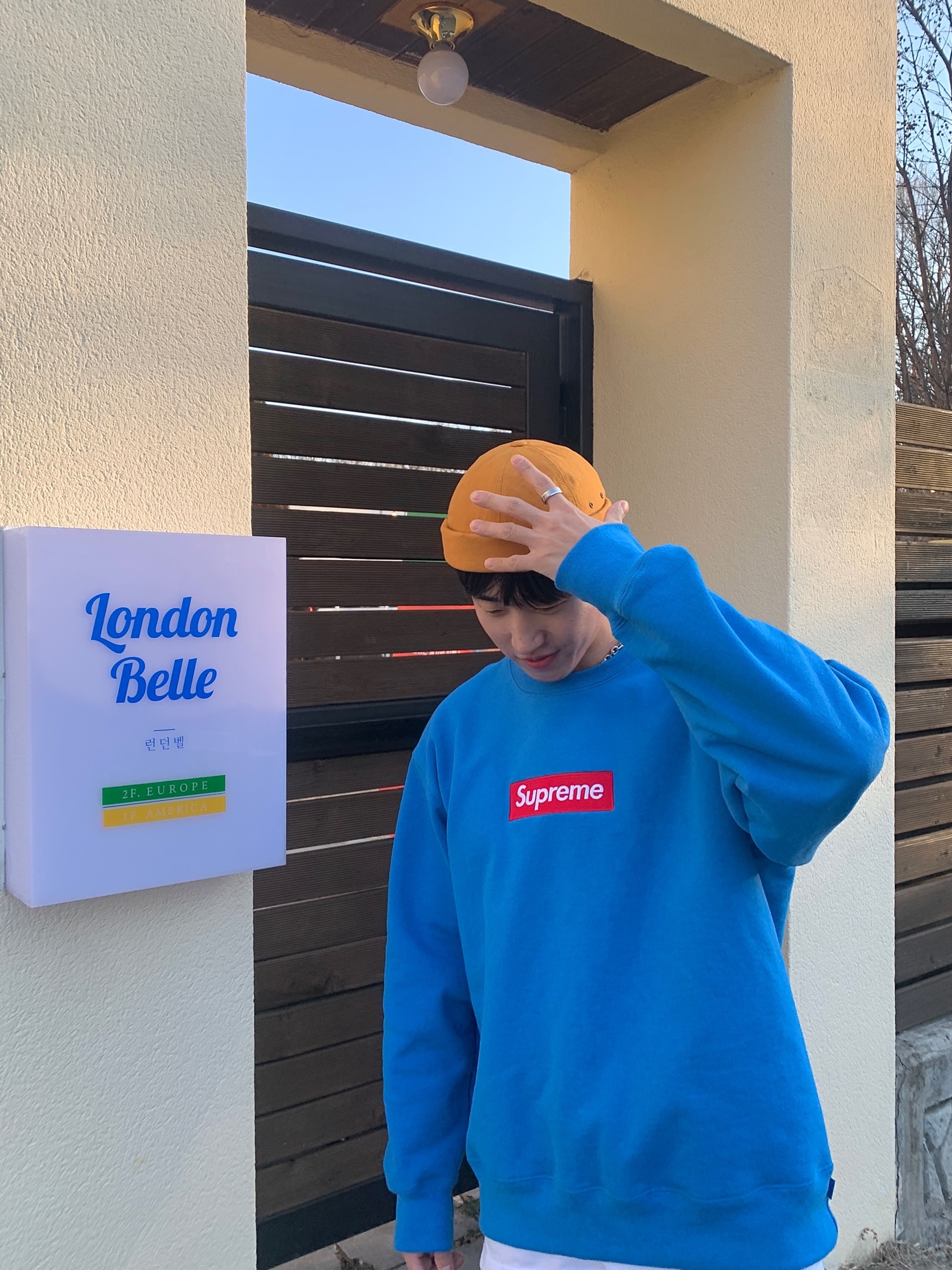 Supreme Box Logo Crewneck Blue - 22FW, Jordan 4 x Union Retro Guava Ice 착용 스타일 - 3