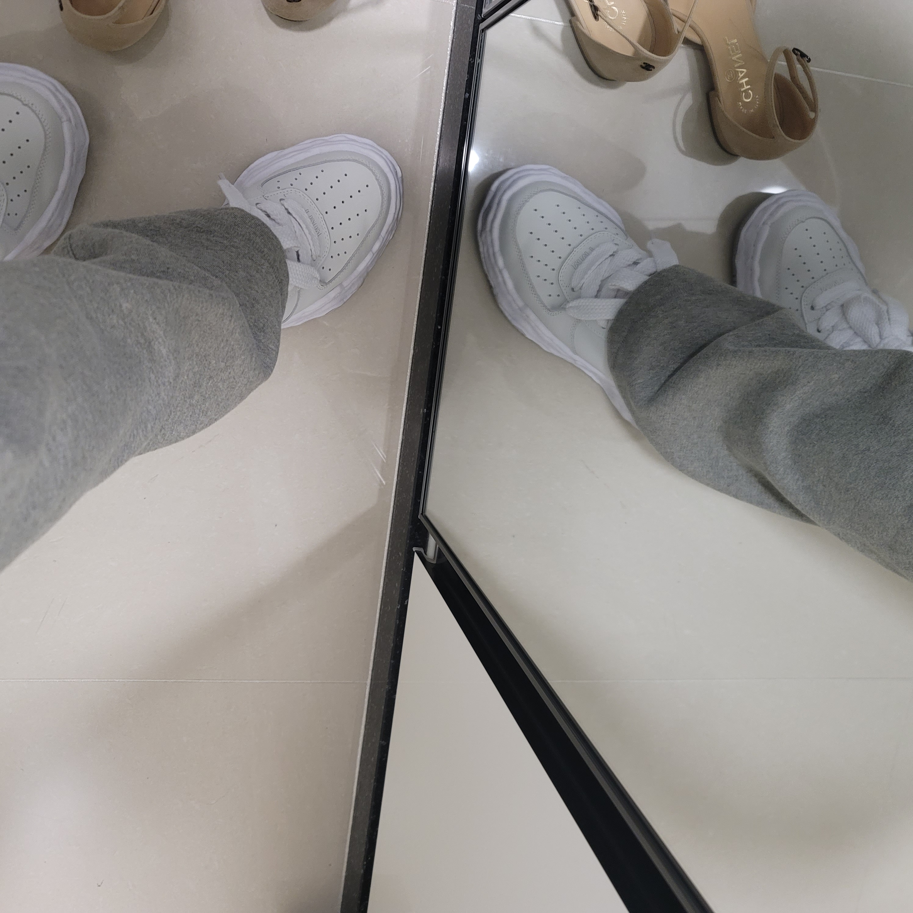 Maison Mihara Yasuhiro Wayne OG Sole Leather Low-top Sneakers White, Essentials The Core Collection Relaxed Sweatpants Dark Oatmeal 착용 스타일