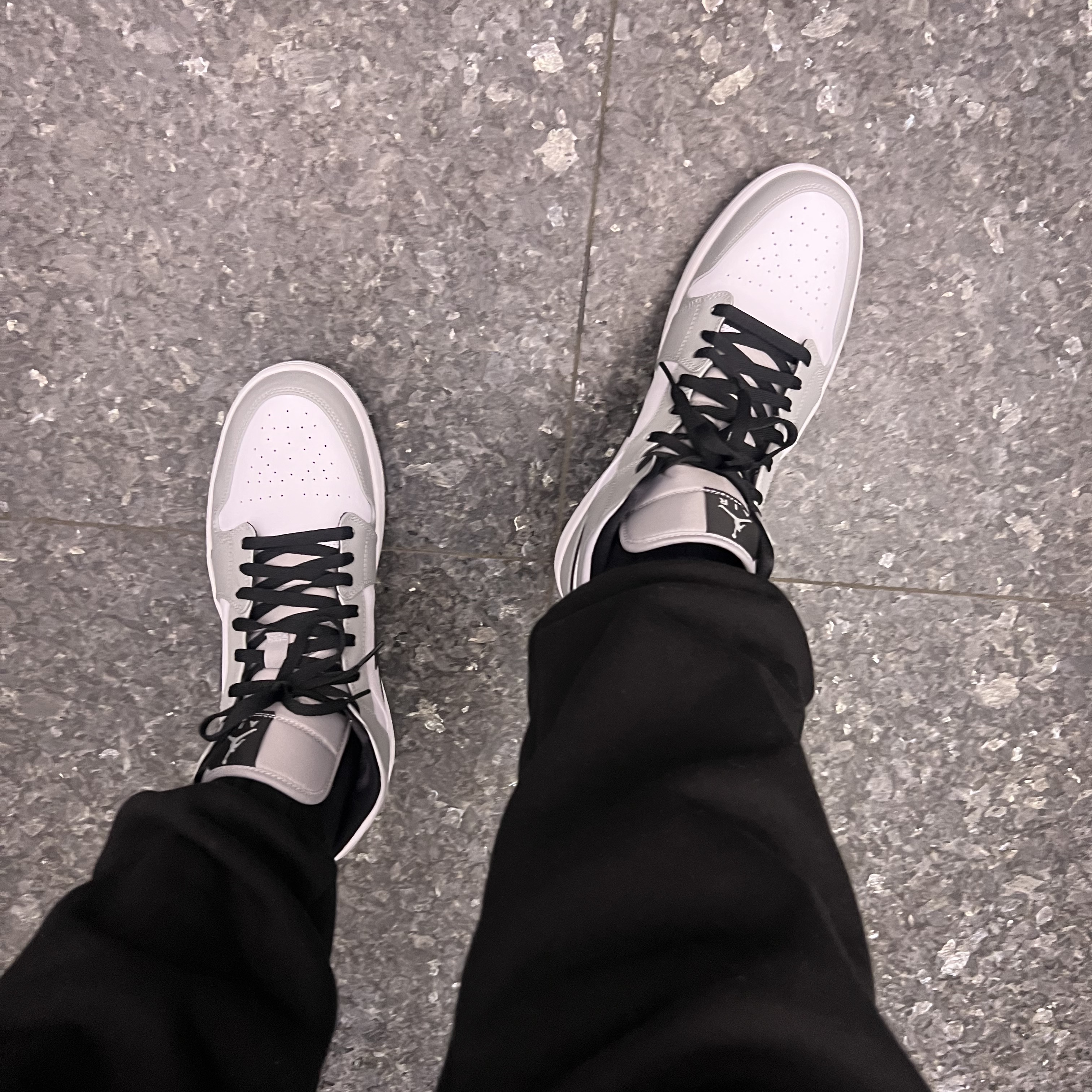 Jordan 1 Mid Light Smoke Grey 착용 스타일