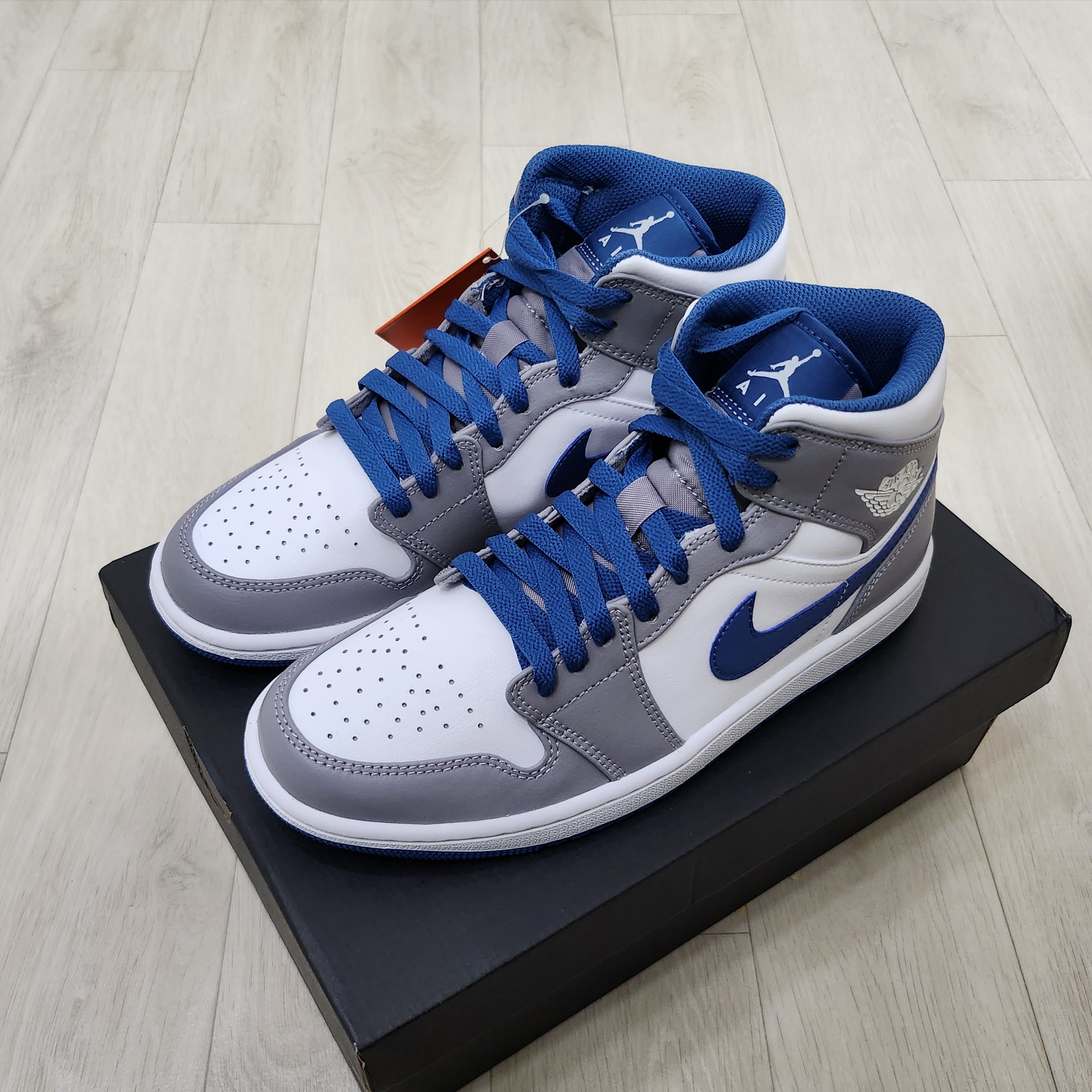 Jordan 1 Mid Cement Grey True Blue 착용 스타일 - 2