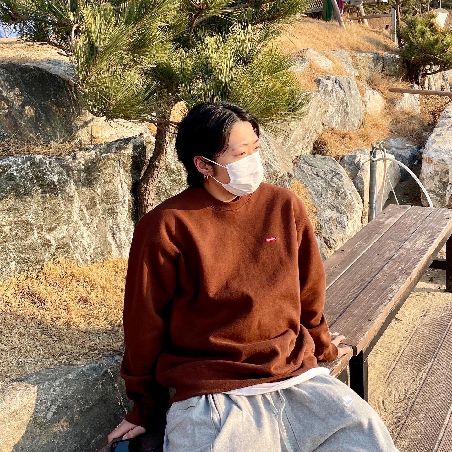 Supreme Small Box Crewneck Dark Brown - 22FW, Jordan 1 Retro High OG Chicago 2022 착용 스타일 - 3