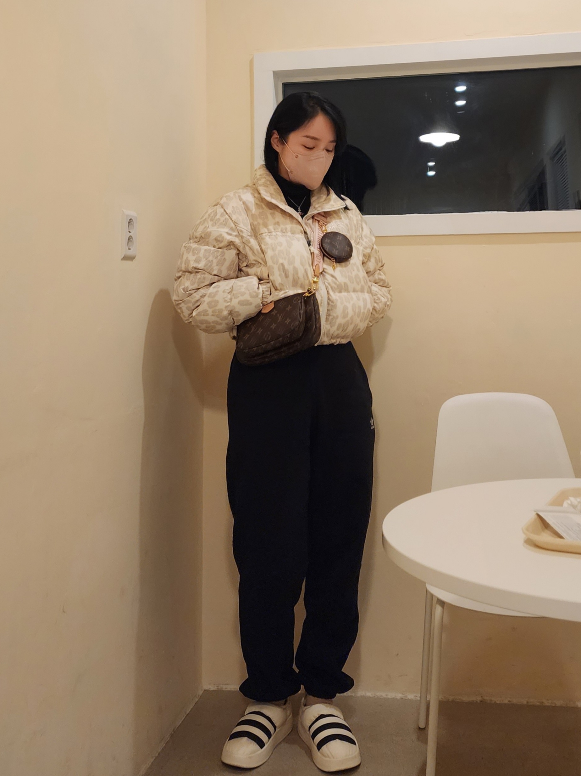 (W) The North Face Print Nuptse Short Jacket Silver Grey Leopard Print, Adidas Puffylette Off White 착용 스타일 - 3