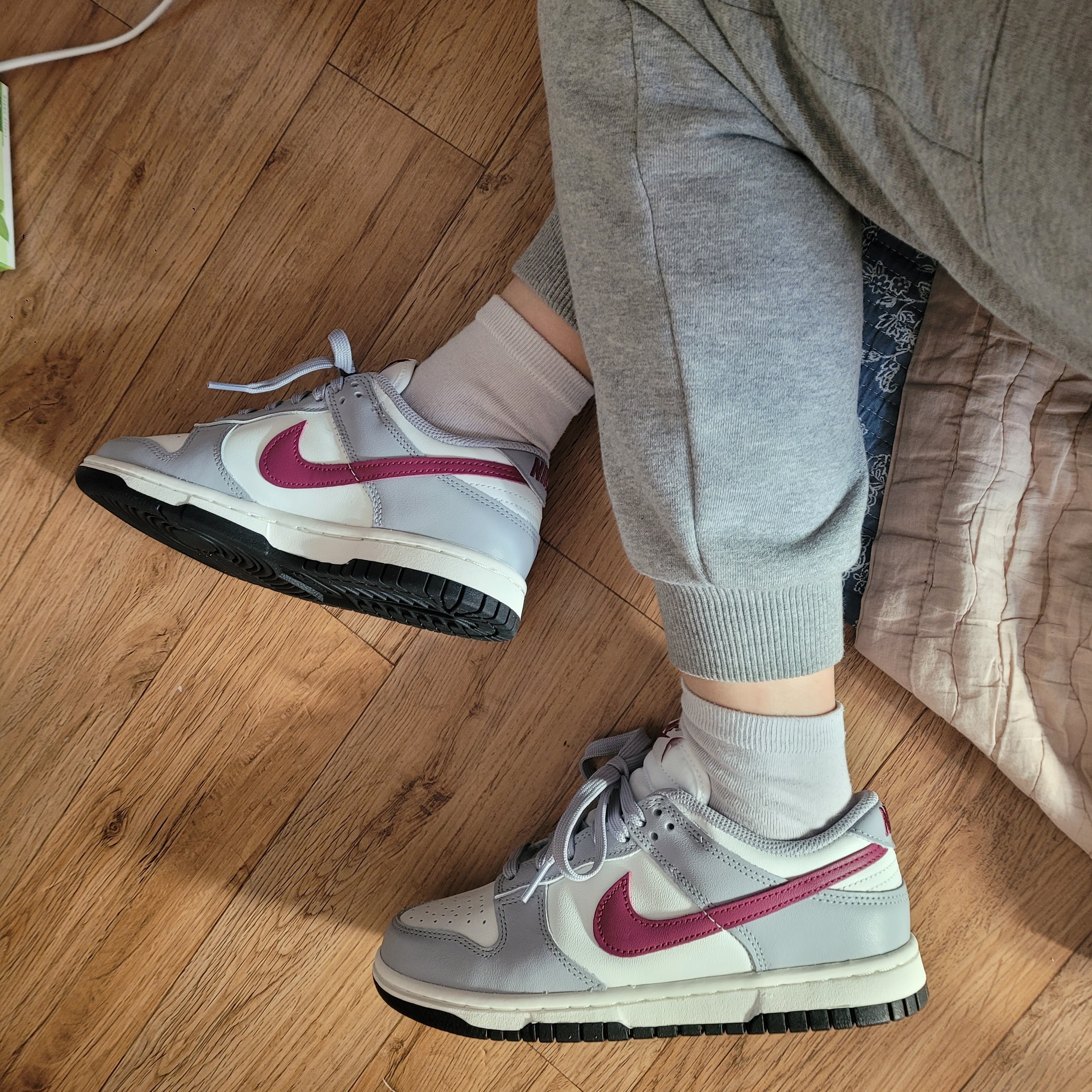 (W) Nike Dunk Low Wolf Grey Rosewood 착용 스타일 - 1