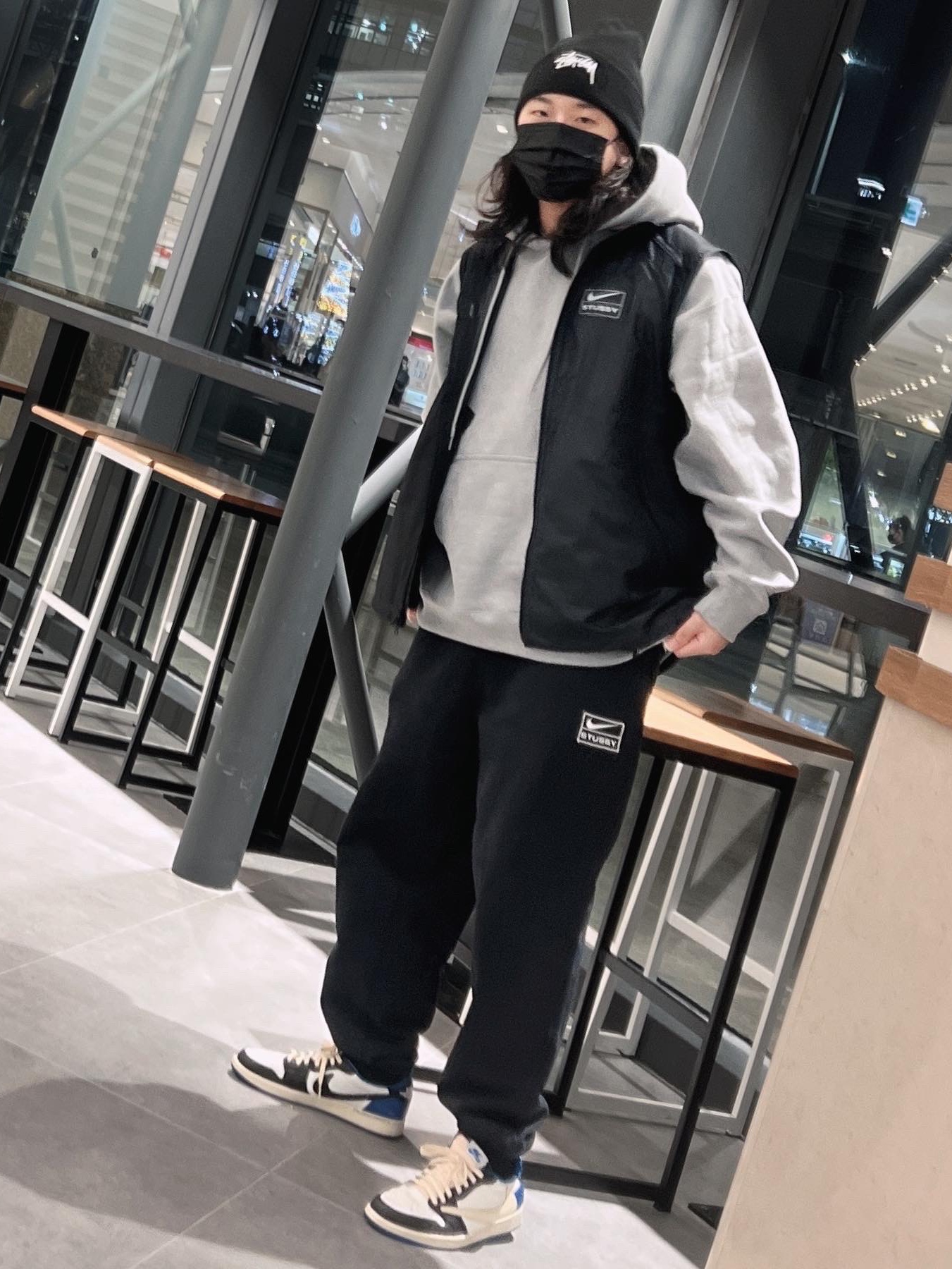 Nike x Stussy NRG RA Pullover Hoodie Dark Grey Heather (DJ9488-063), Nike x Stussy NRG RA Washed Fleece Pants Black (DN4030-010) 착용 스타일 - 2