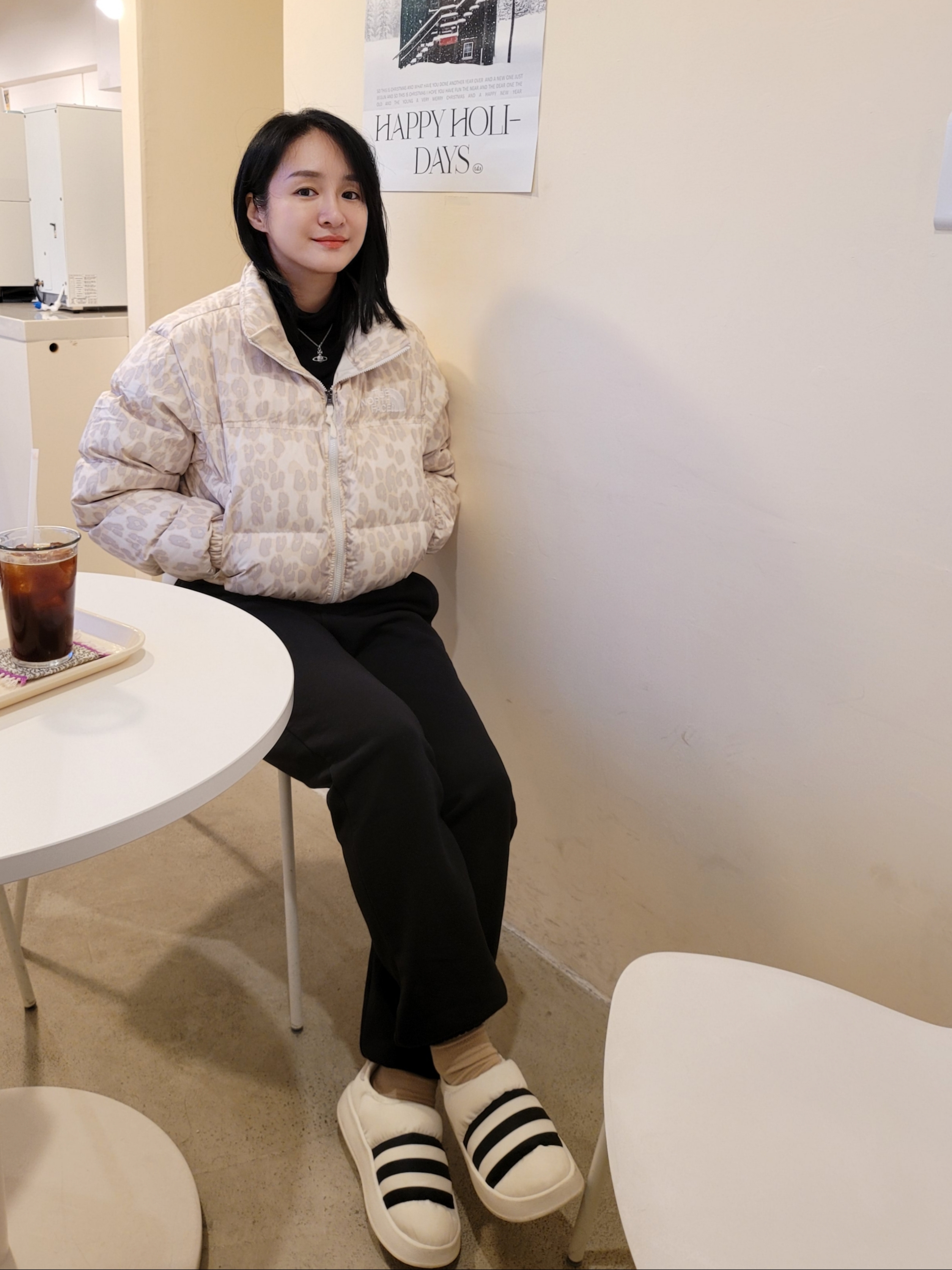 (W) The North Face Print Nuptse Short Jacket Silver Grey Leopard Print, Adidas Puffylette Off White 착용 스타일 - 1