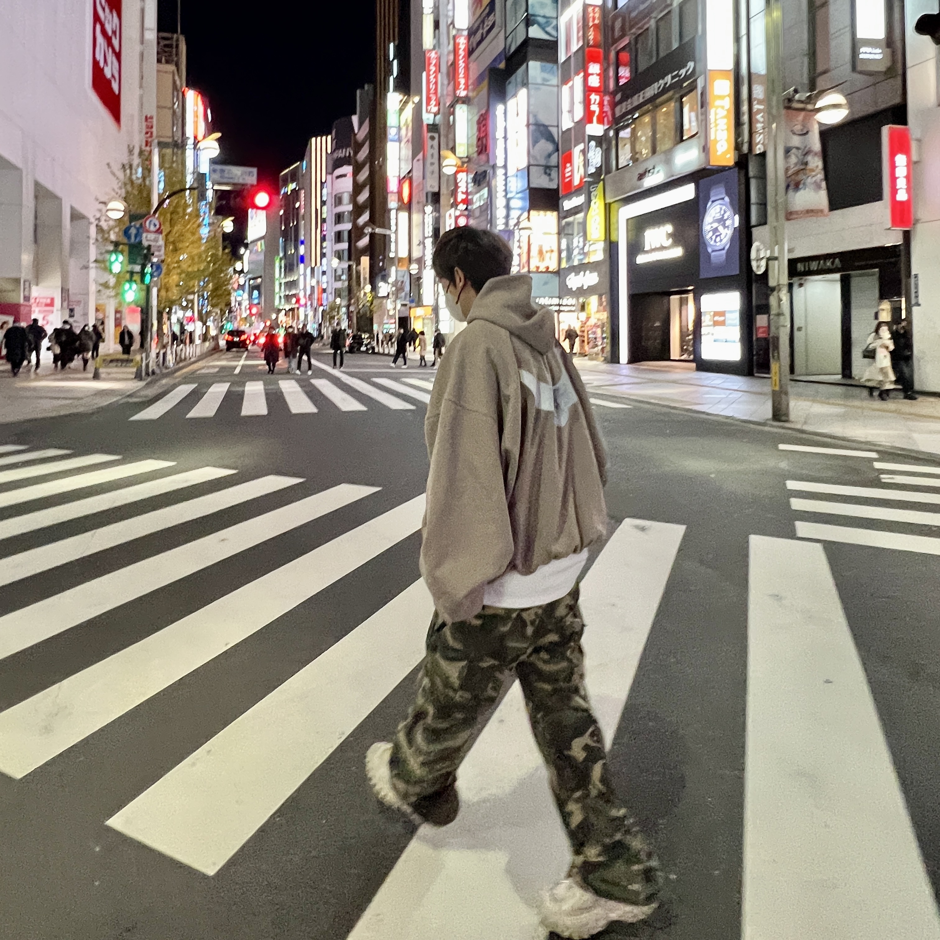 Yeezy Gap Engineered By Balenciaga Dove Hoodie Beige, Balenciaga Defender Sneakers Beige 착용 스타일 - 1